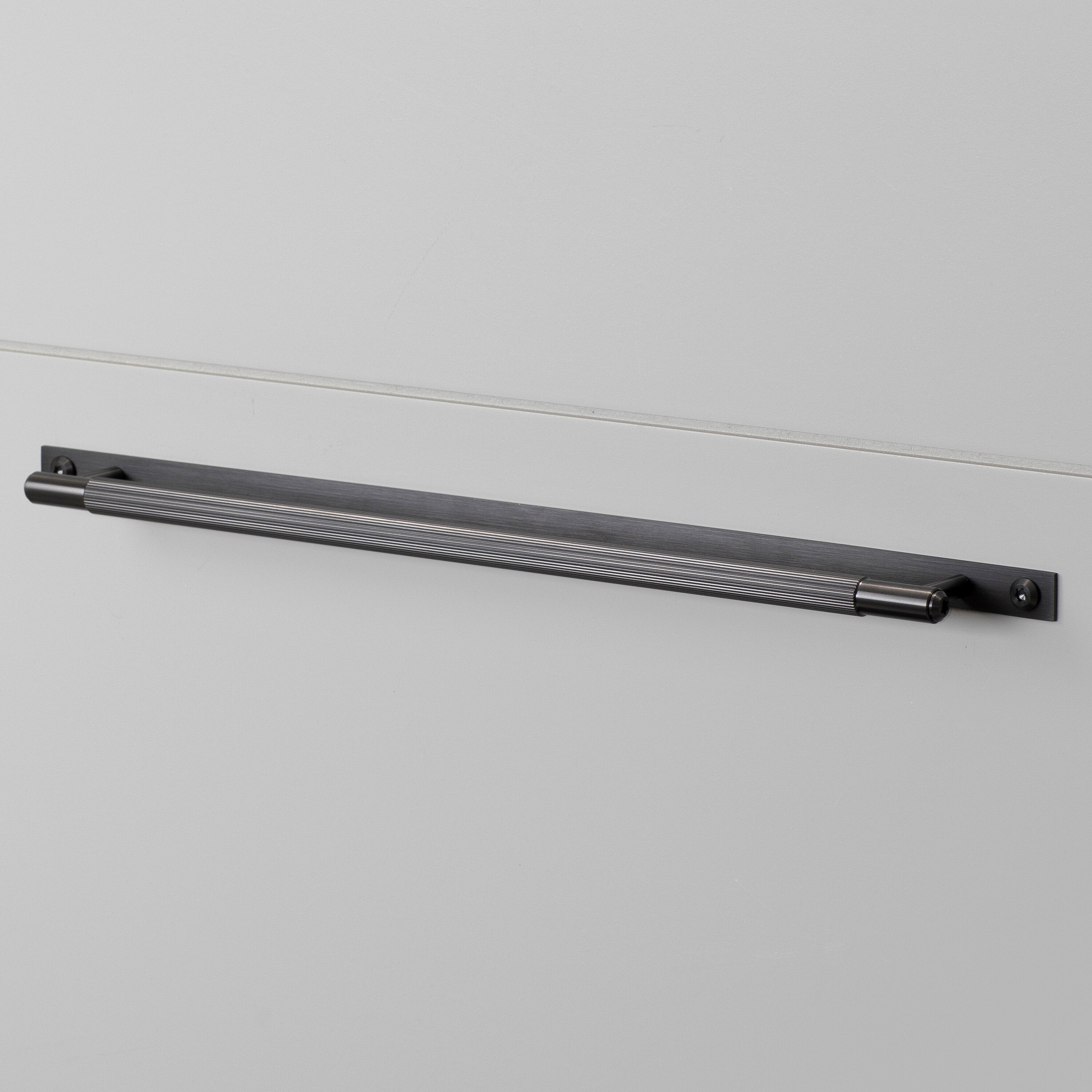 Linear handtag i gun metal med bakplatta och linjerat mönster • Buster + Punch
