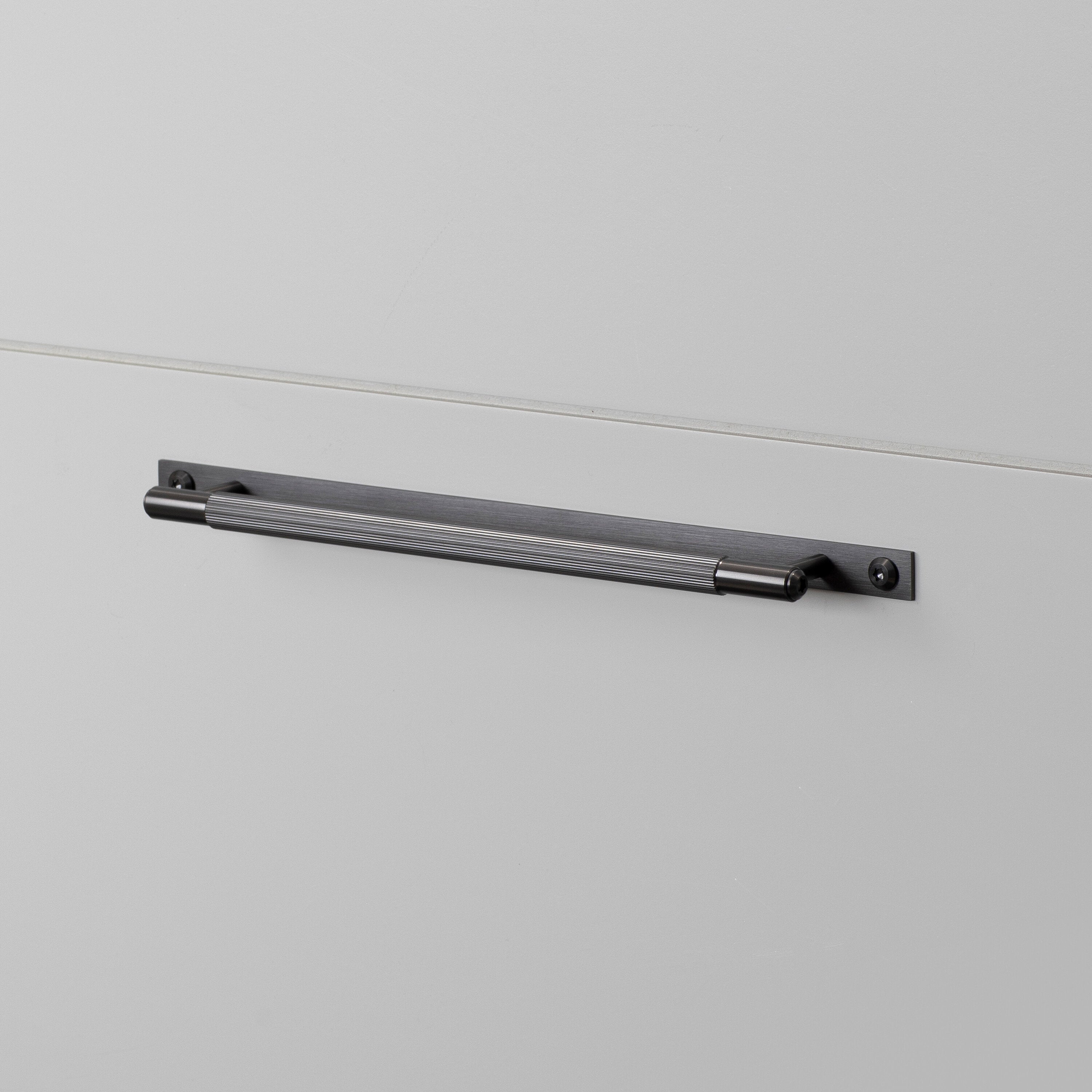 Linear handtag i gun metal med bakplatta och linjerat mönster • Buster + Punch