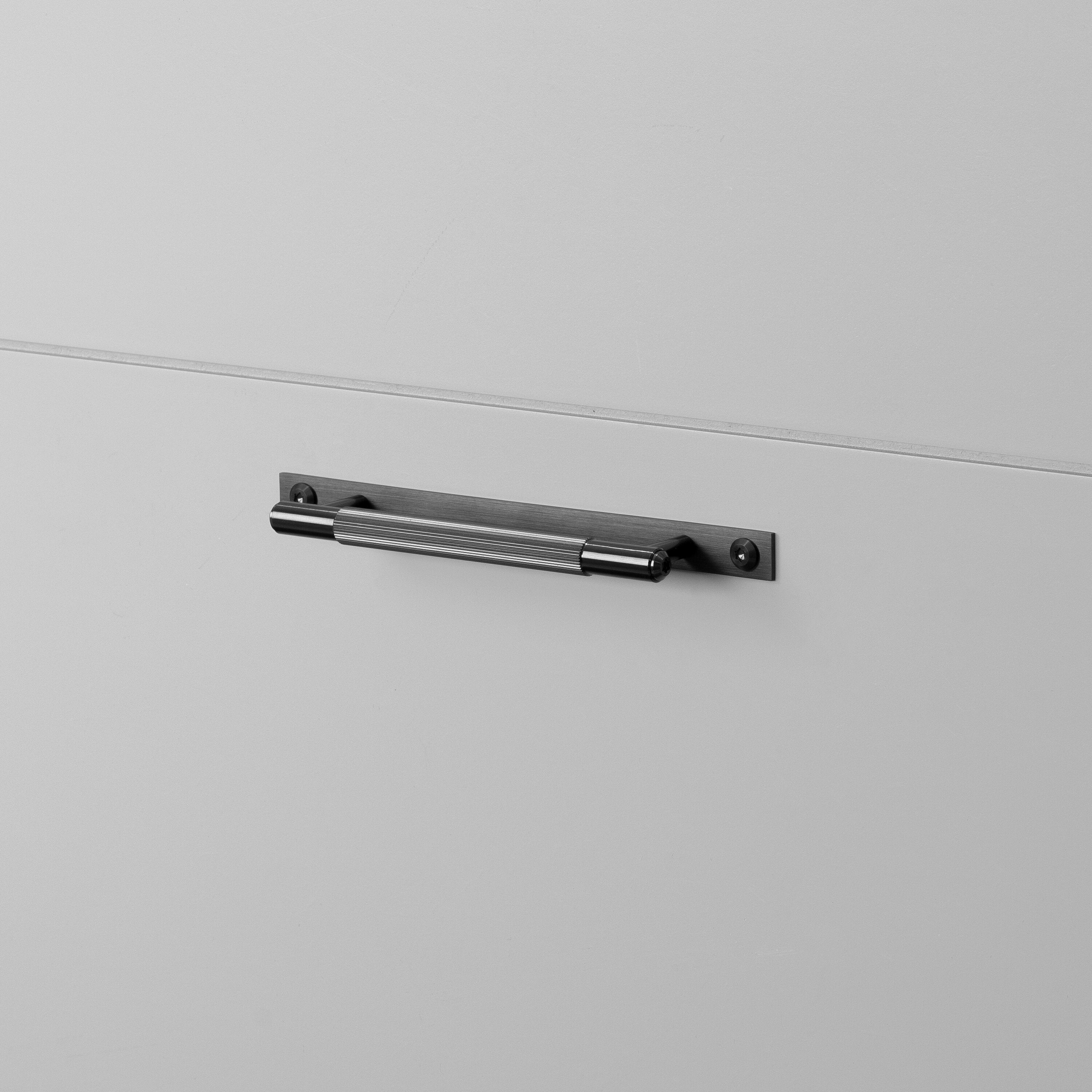 Linear handtag i gun metal med bakplatta och linjerat mönster • Buster + Punch