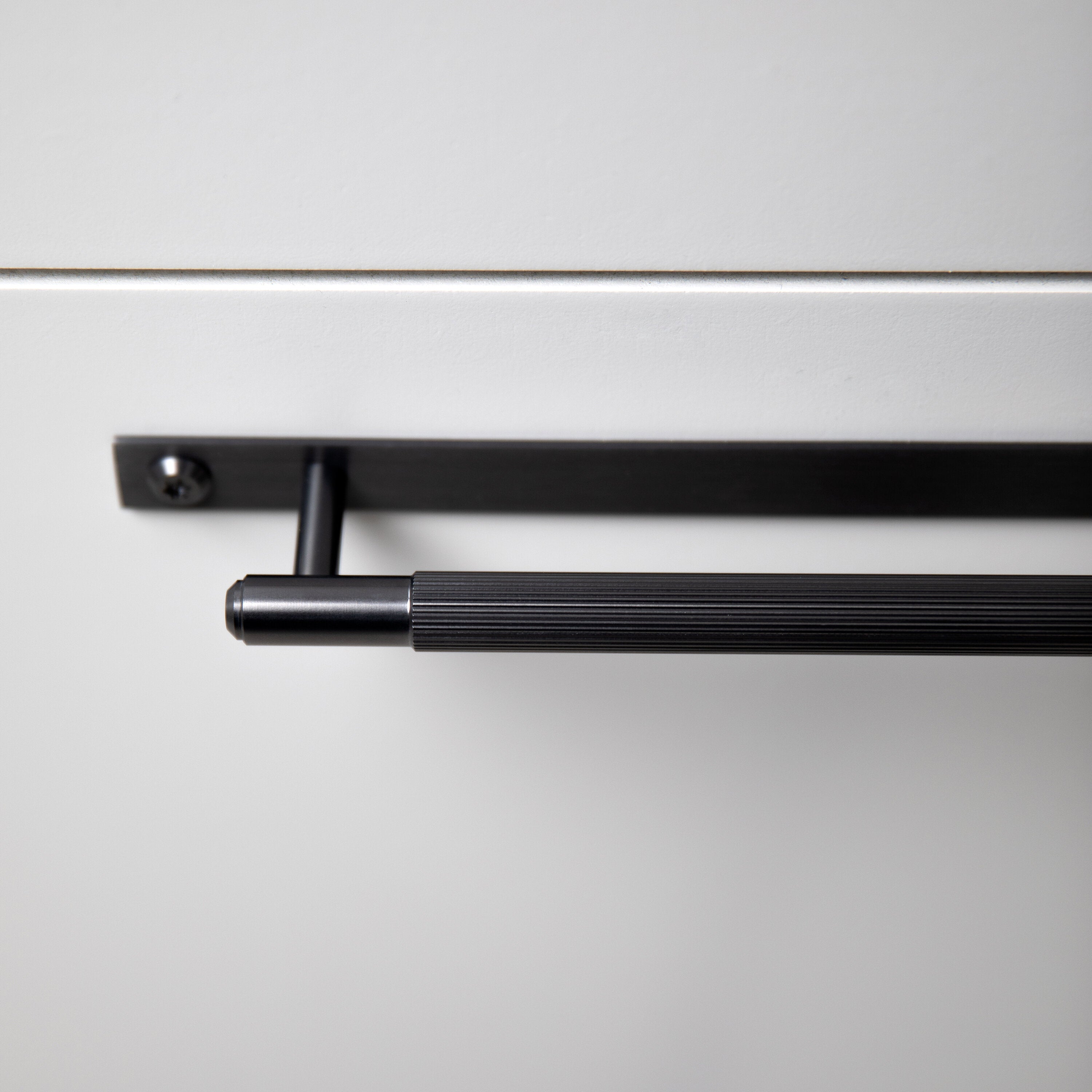 Linear handtag i gun metal med bakplatta och linjerat mönster • Buster + Punch