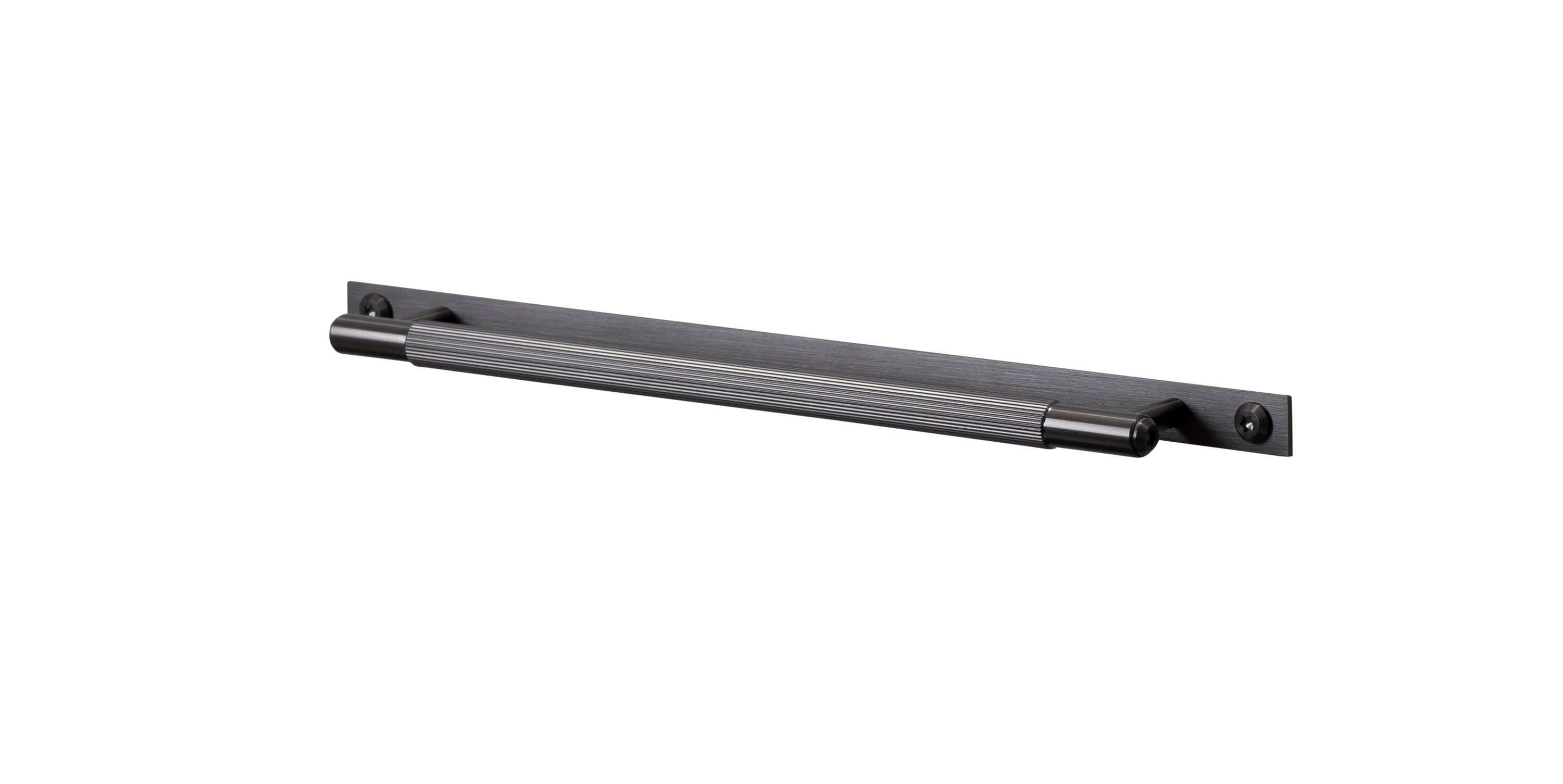Linear handtag i gun metal med bakplatta och linjerat mönster • Buster + Punch