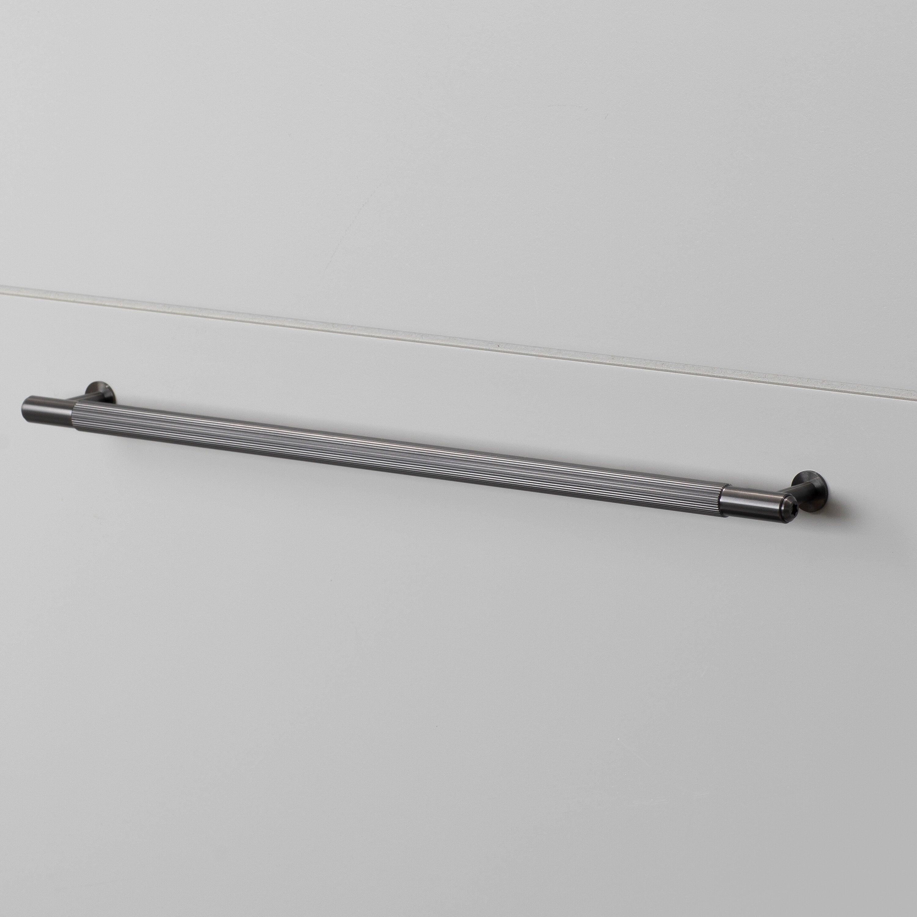 Linear handtag i gun metal med linjerat mönster • Buster + Punch