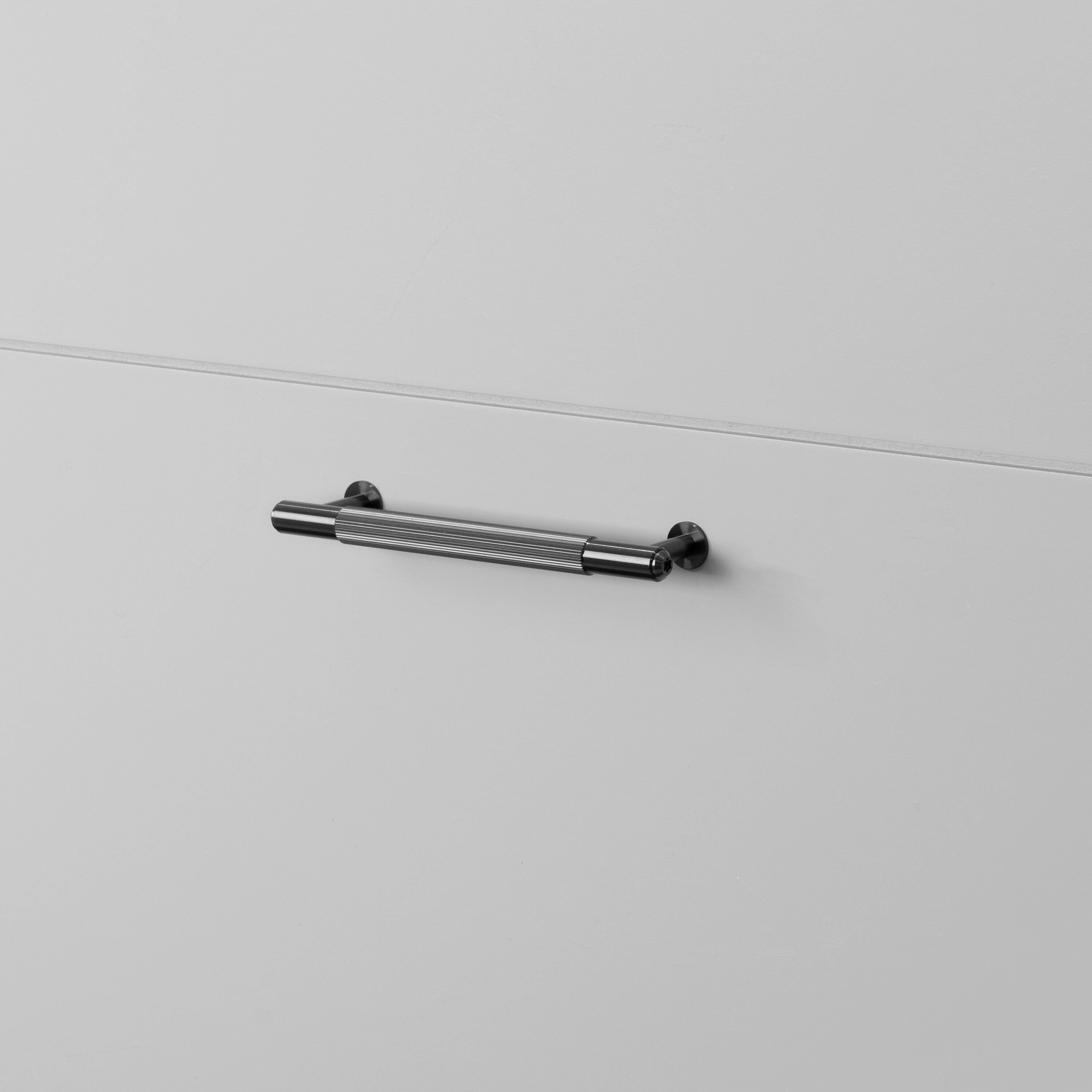 Linear handtag i gun metal med linjerat mönster • Buster + Punch