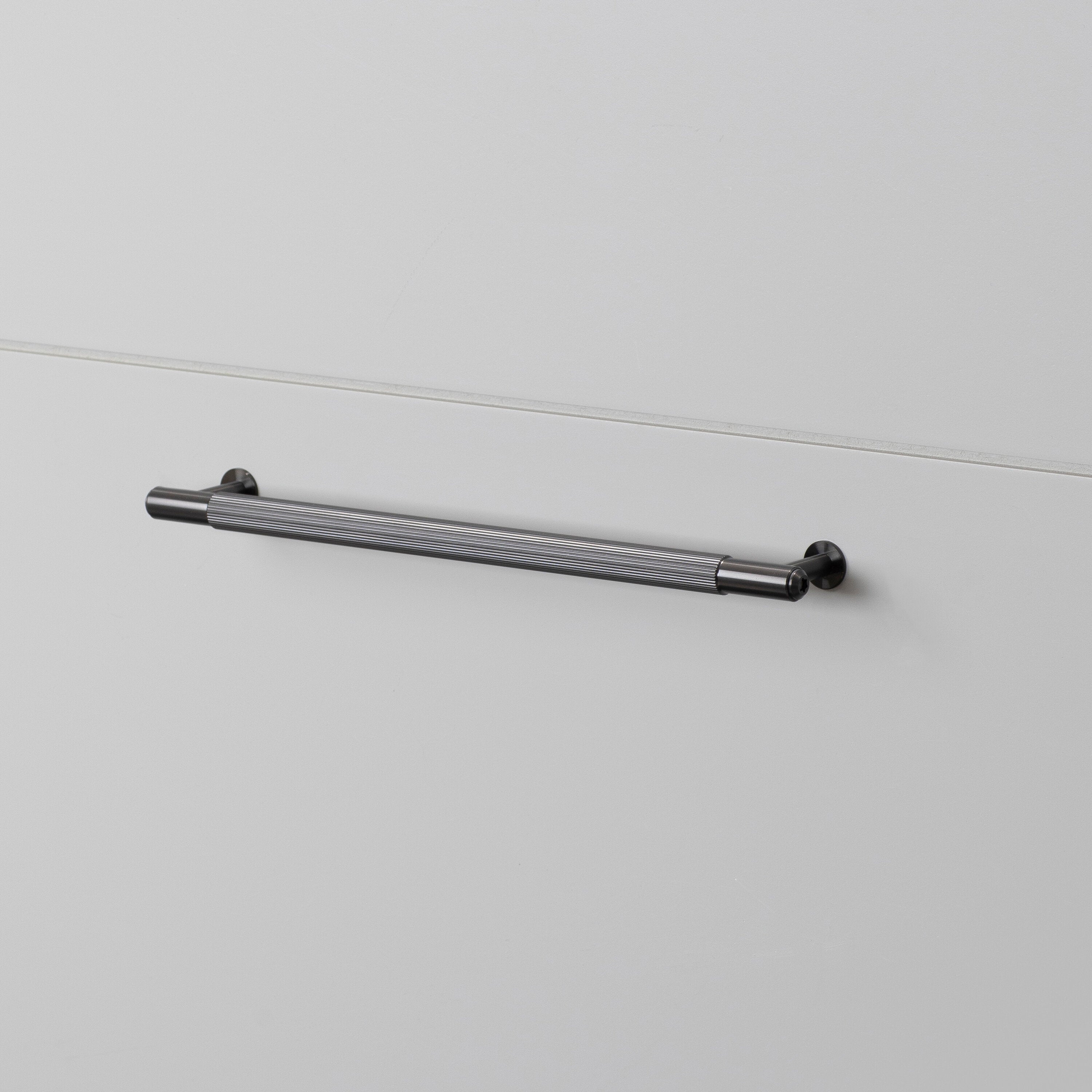 Linear handtag i gun metal med linjerat mönster • Buster + Punch