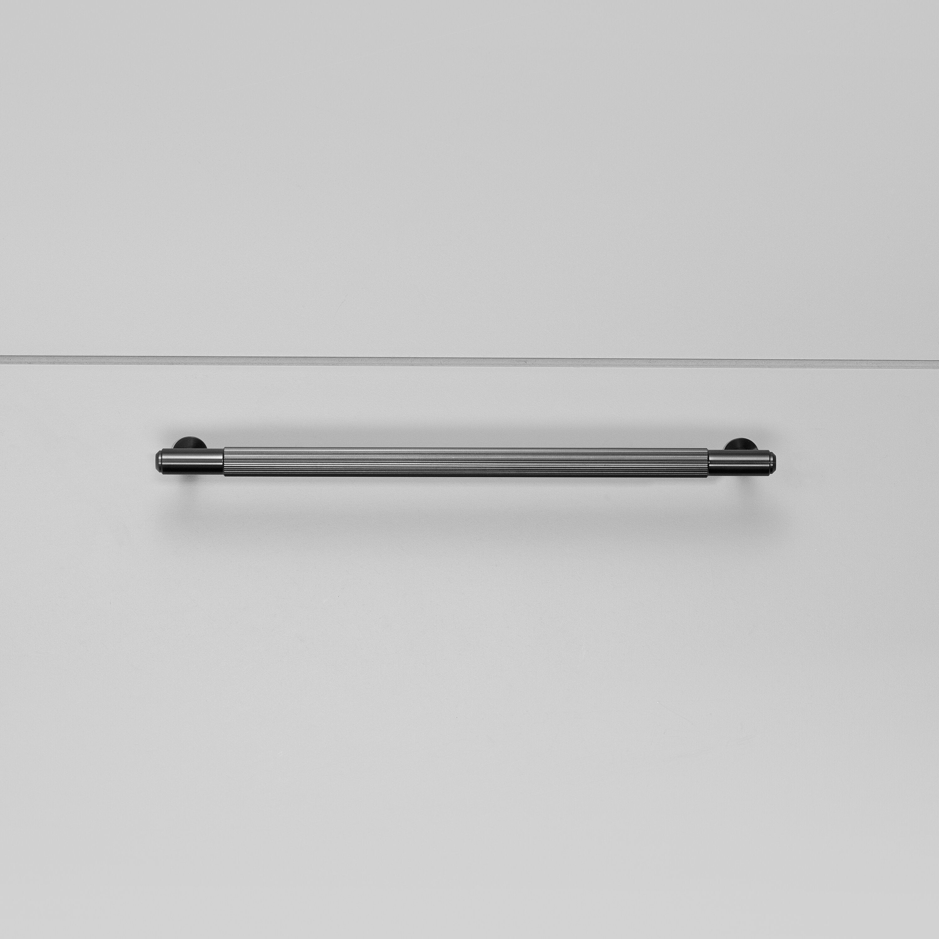 Linear handtag i gun metal med linjerat mönster • Buster + Punch