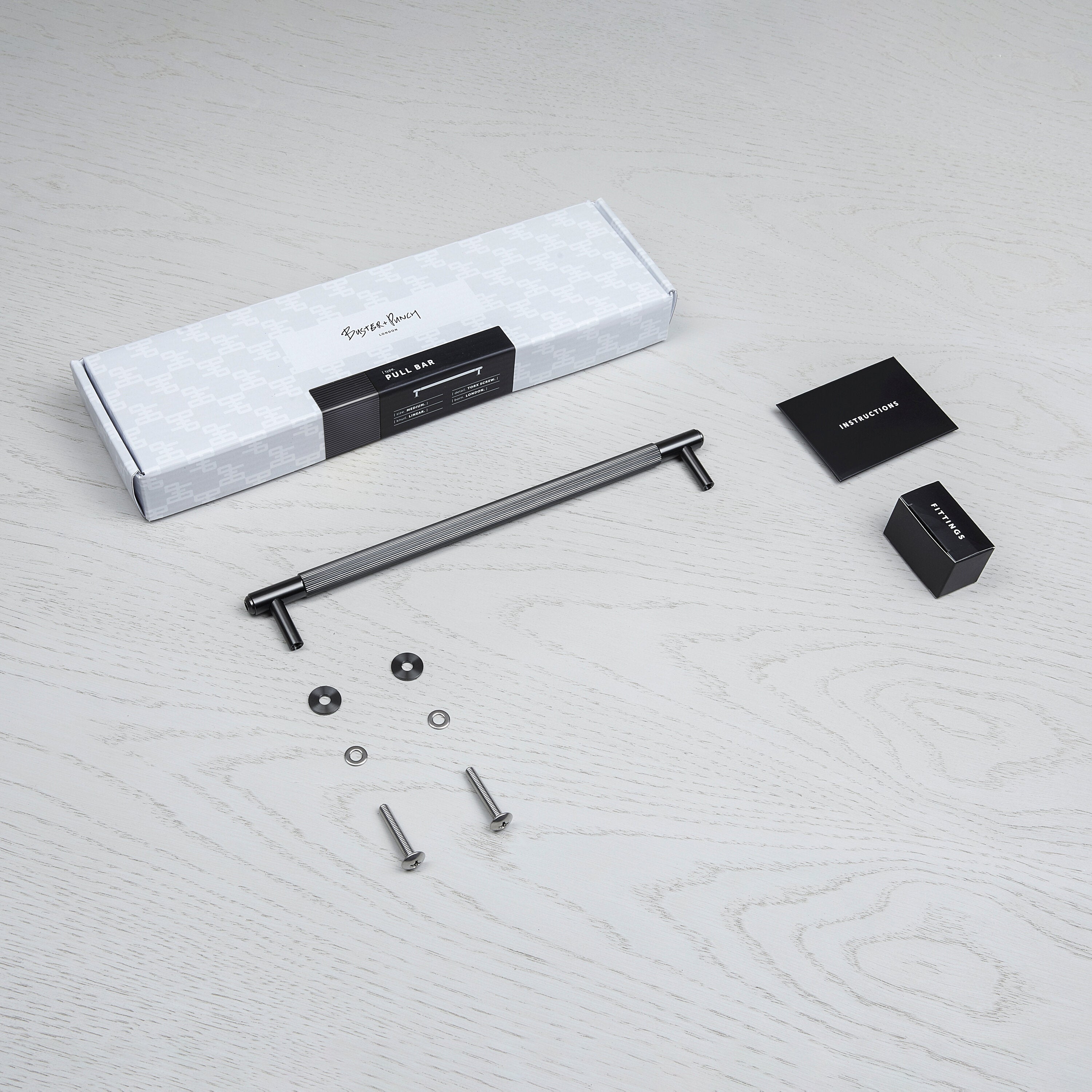 Linear handtag i gun metal med linjerat mönster • Buster + Punch