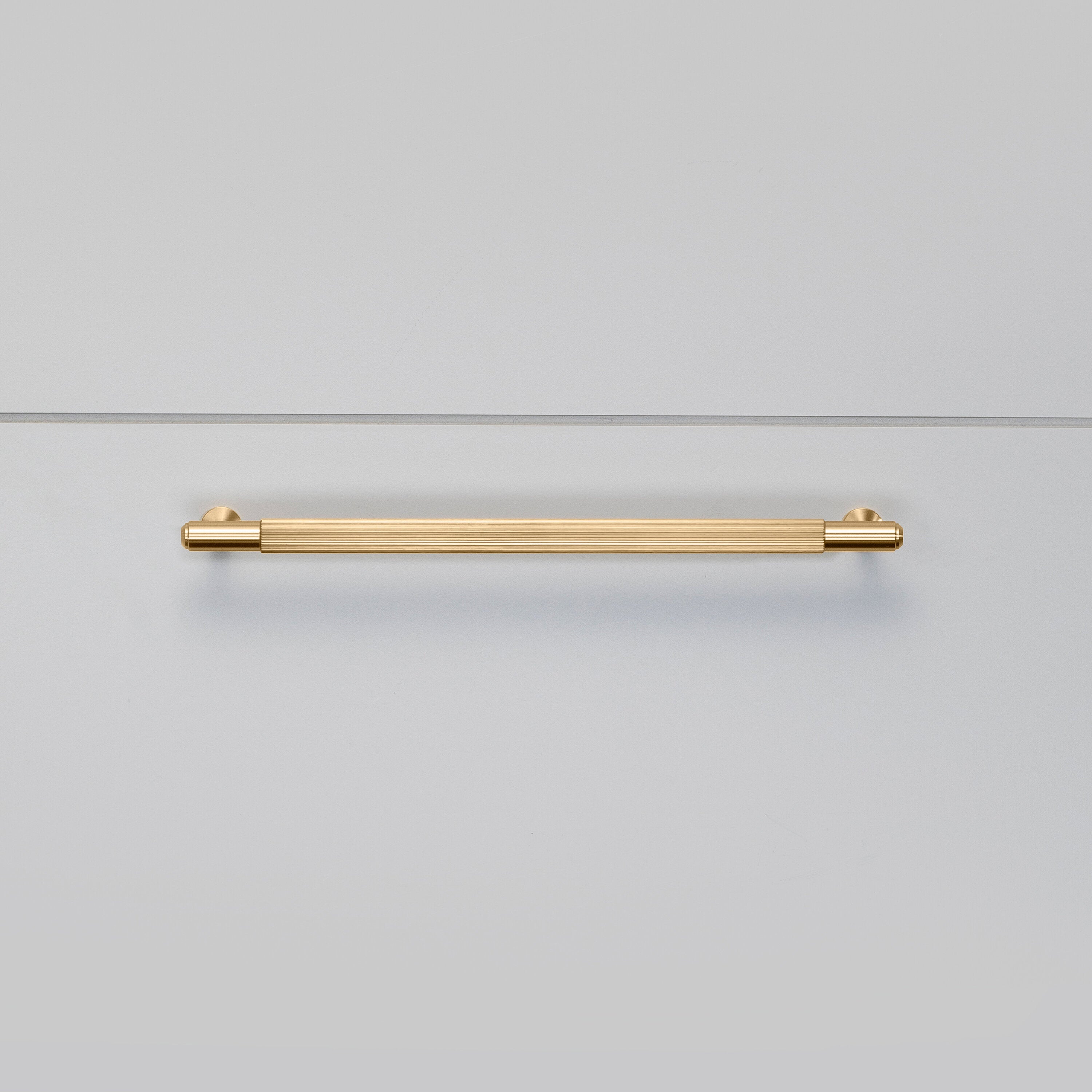 Linear handtag i massiv mässing med linjerat mönster • Buster + Punch