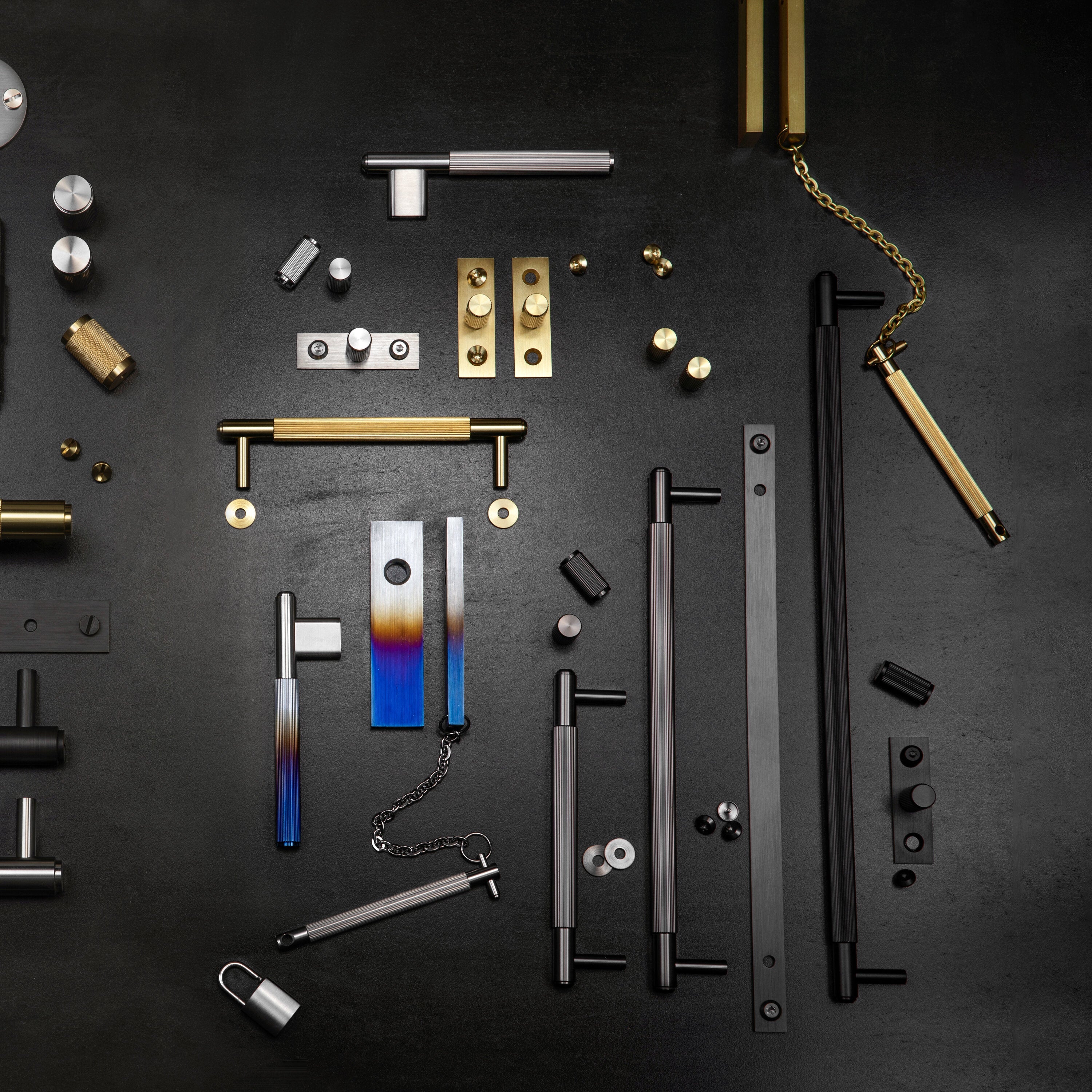 Linear handtag i massiv mässing med linjerat mönster • Buster + Punch