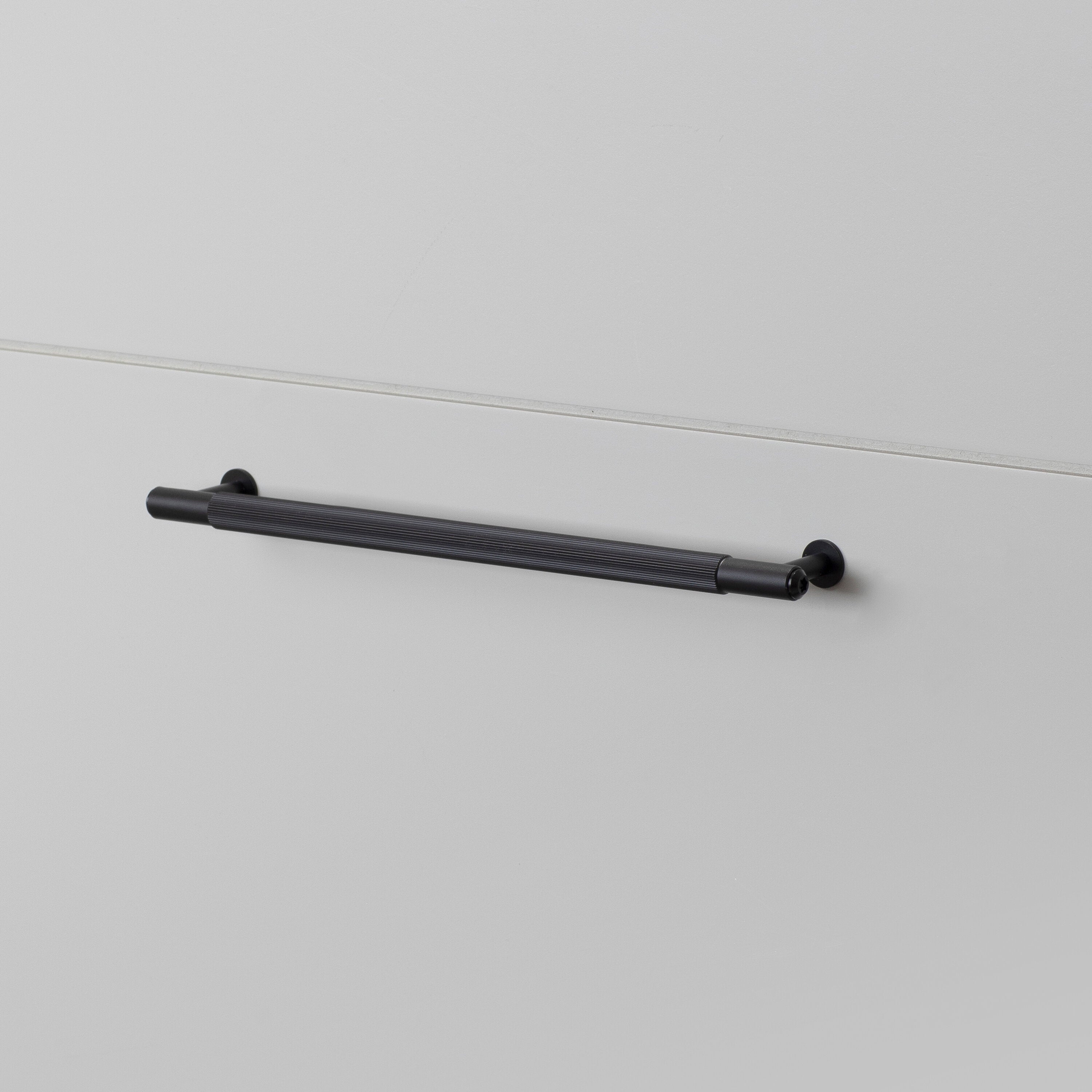 Linear handtag i svart aluminium med linjerat mönster • Buster + Punch