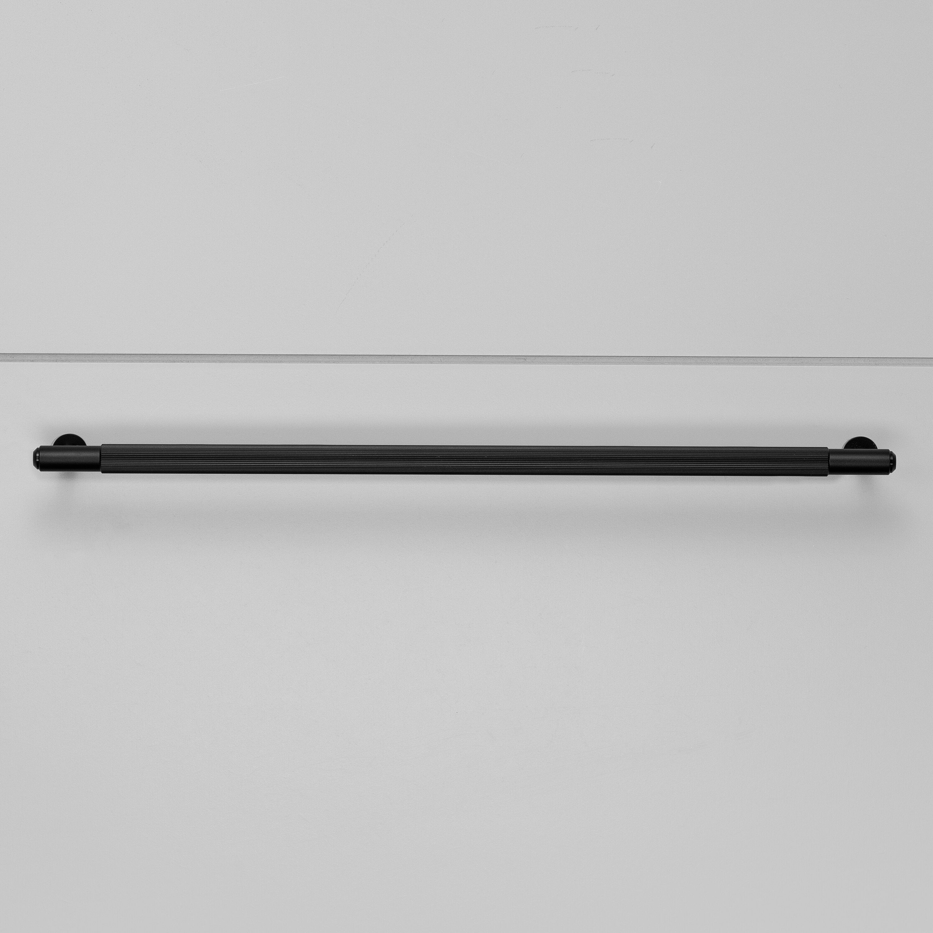 Linear handtag i svart aluminium med linjerat mönster • Buster + Punch