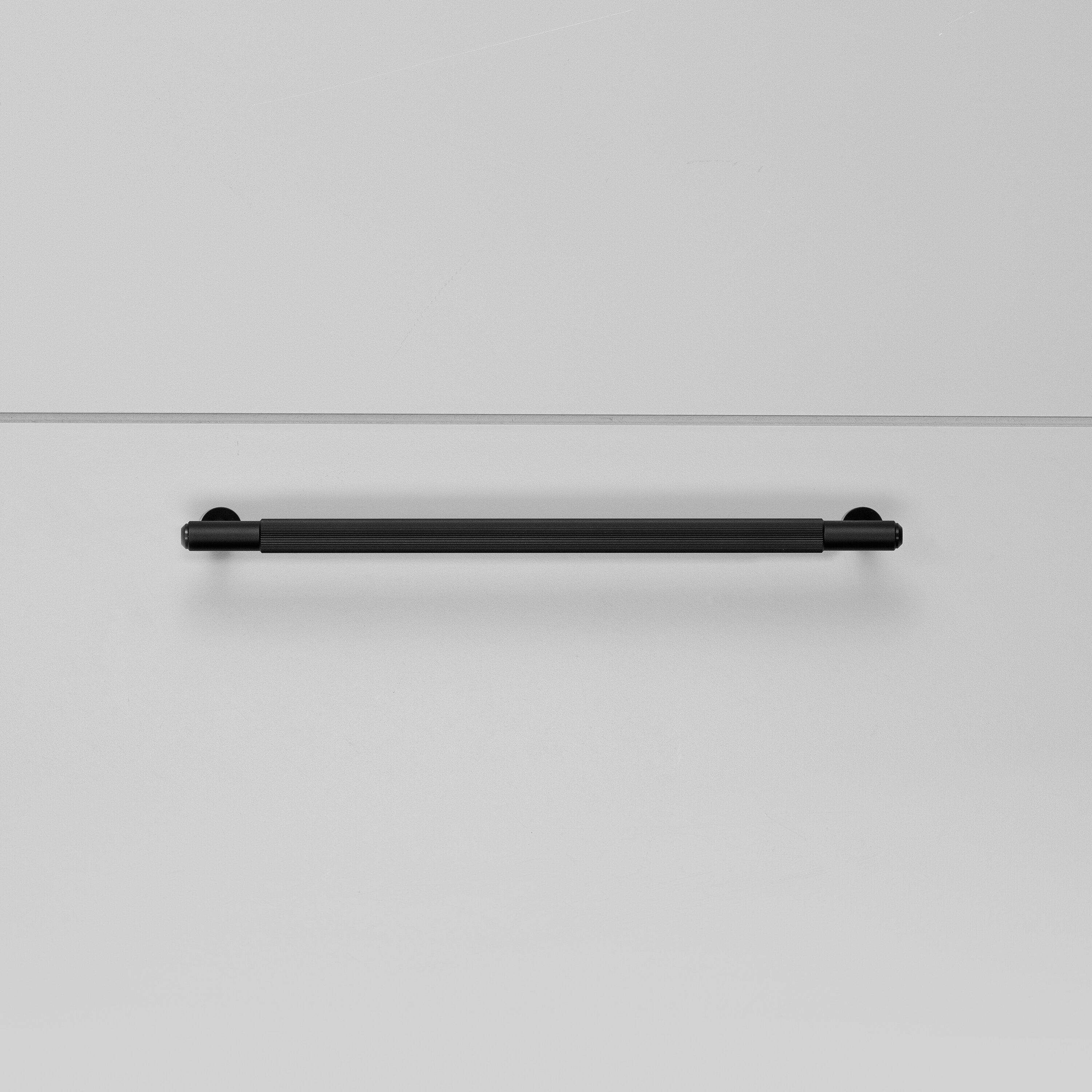 Linear handtag i svart aluminium med linjerat mönster • Buster + Punch