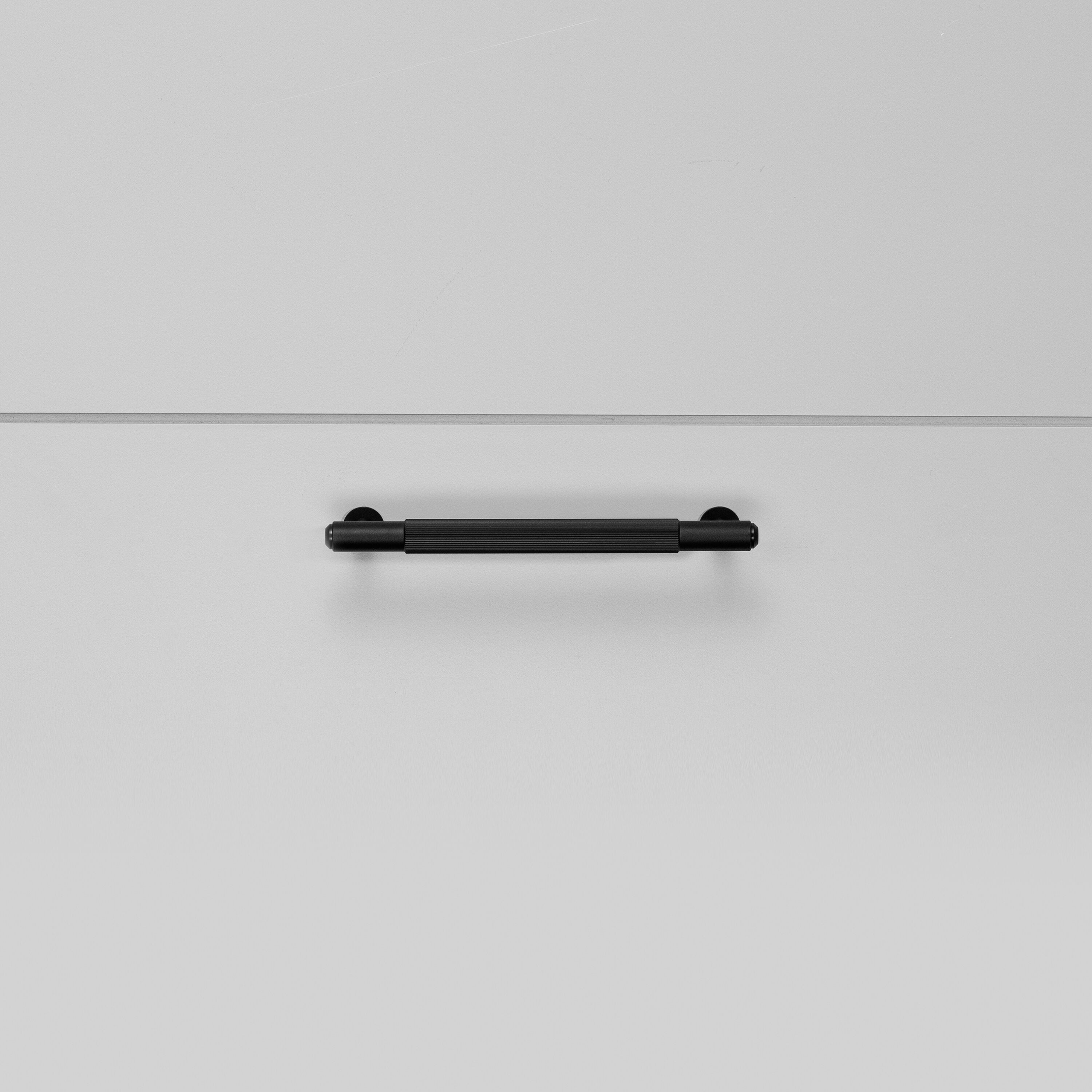 Linear handtag i svart aluminium med linjerat mönster • Buster + Punch