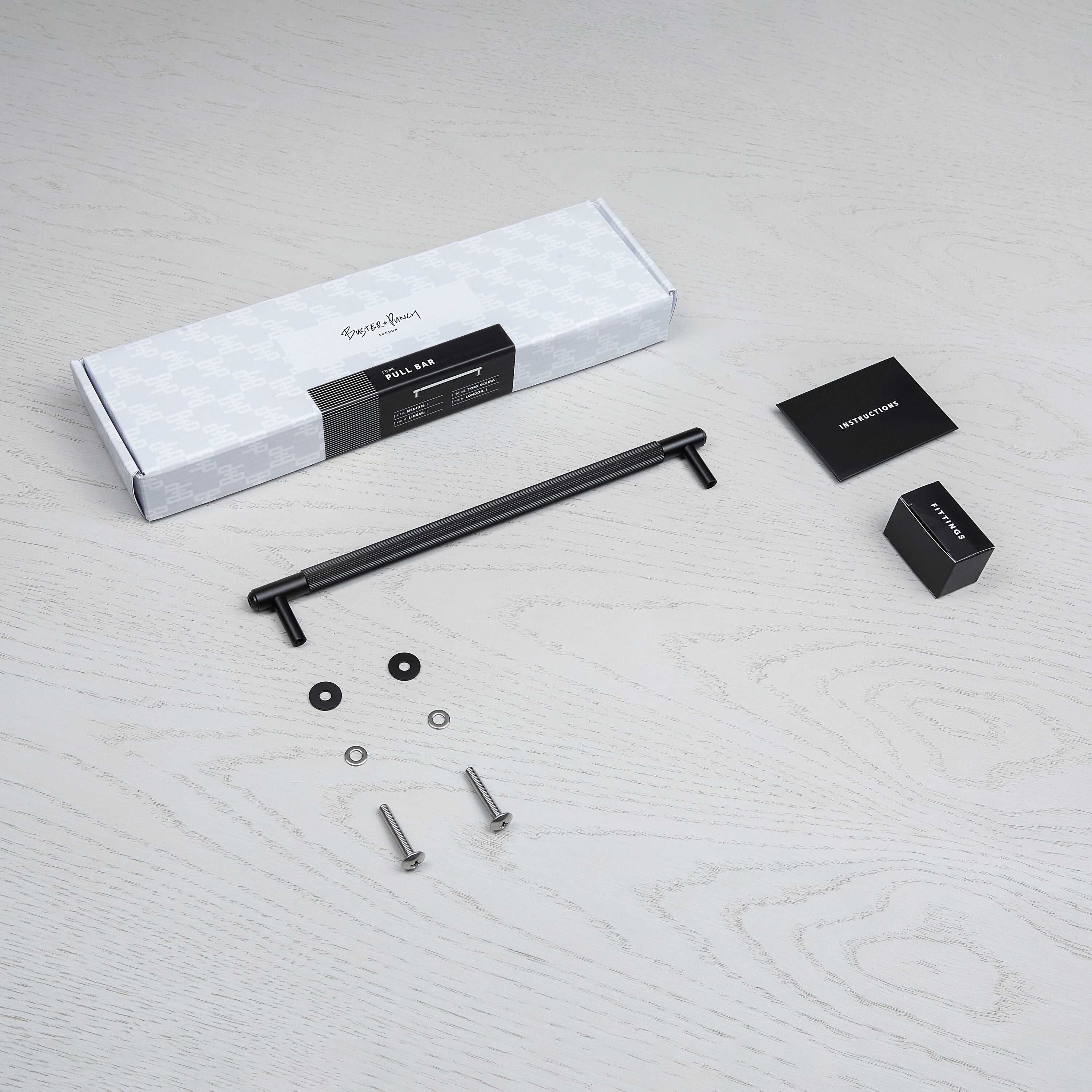 Linear handtag i svart aluminium med linjerat mönster • Buster + Punch