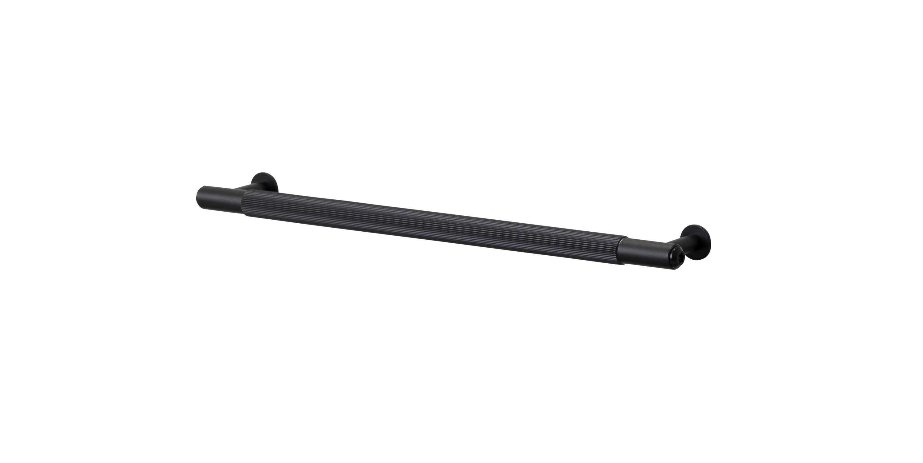 Linear handtag i svart aluminium med linjerat mönster • Buster + Punch
