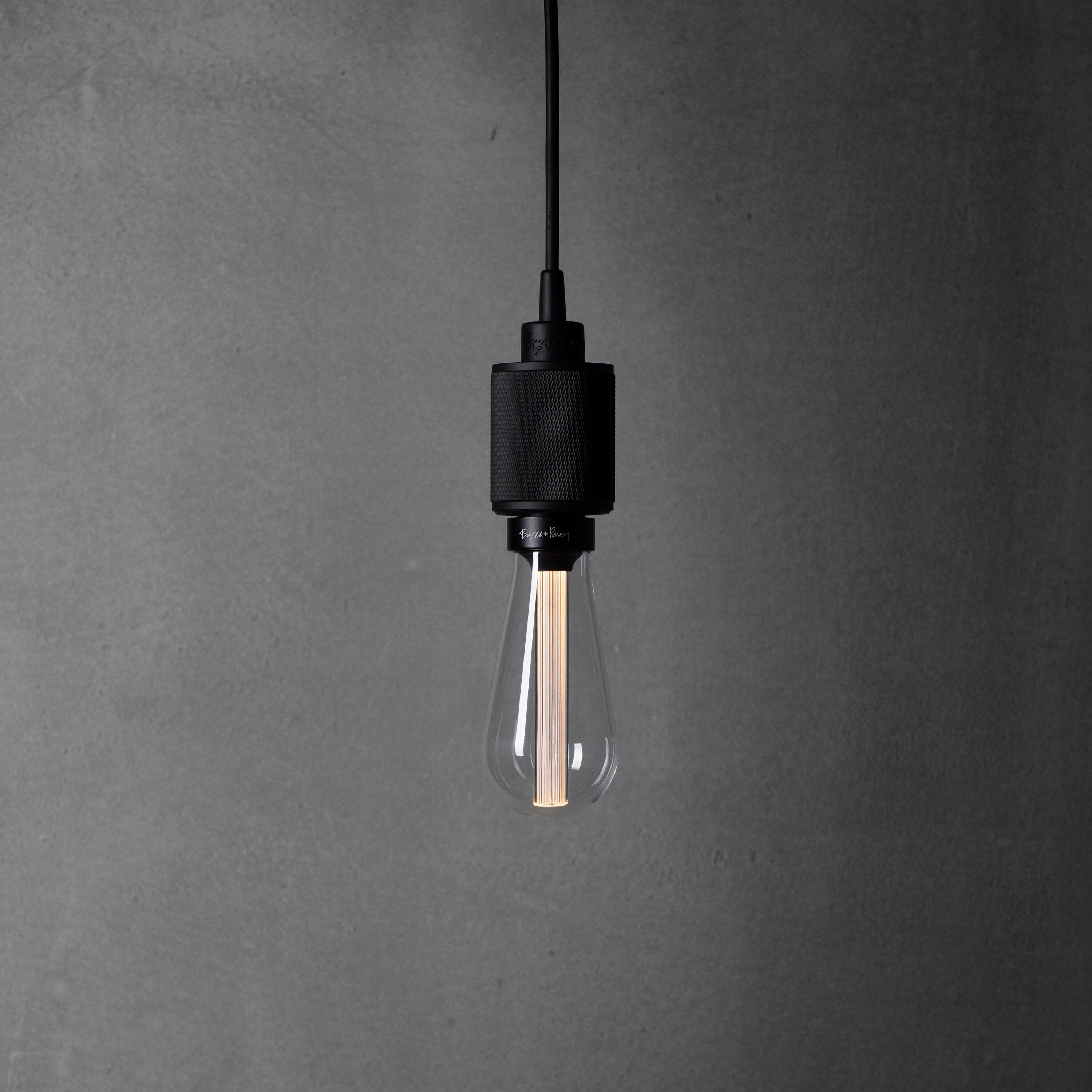 Heavy Metal-pendellampa i matt svart • Buster + Punch
