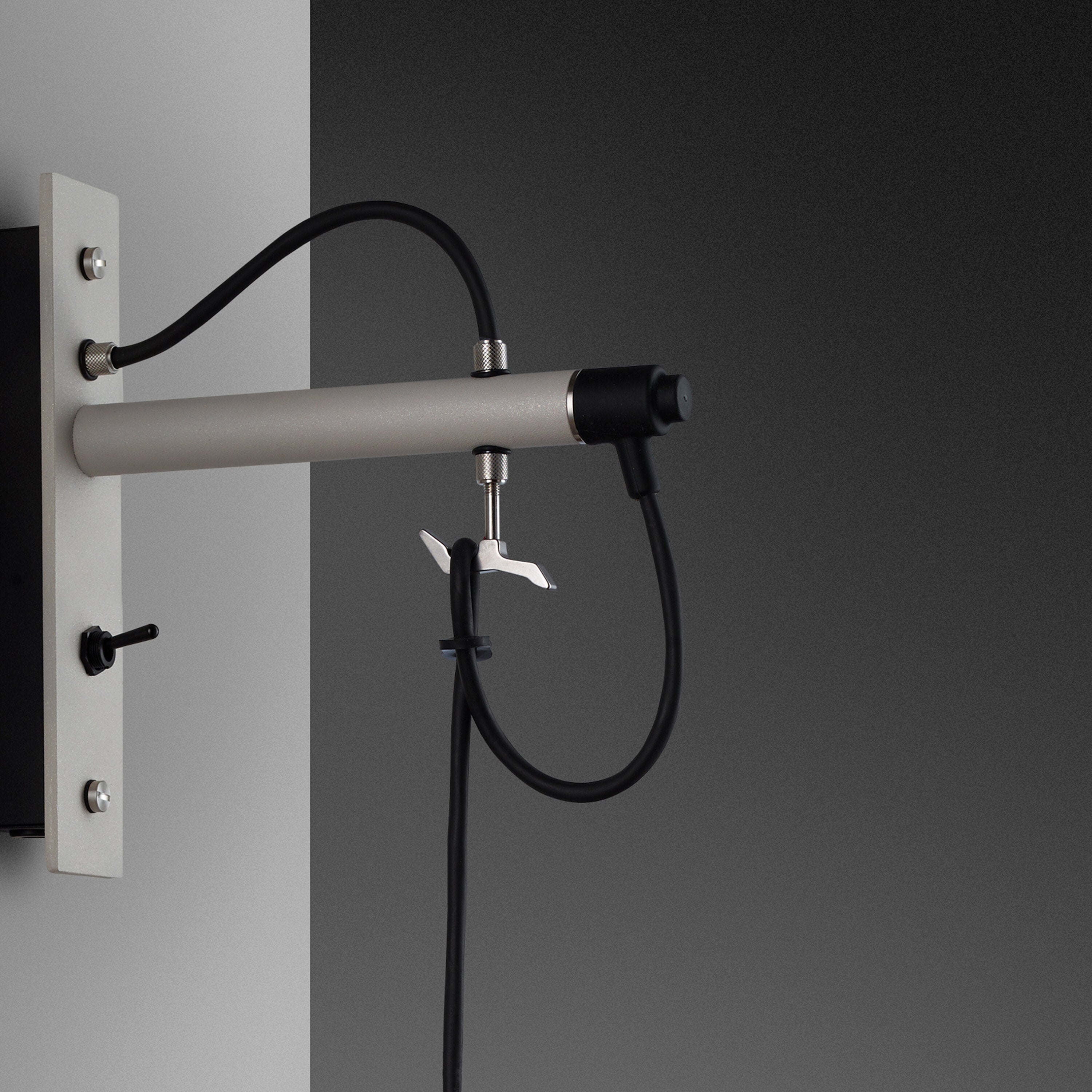 Hook Wall Nude vägglampa i sten och rostfritt stål • Buster + Punch
