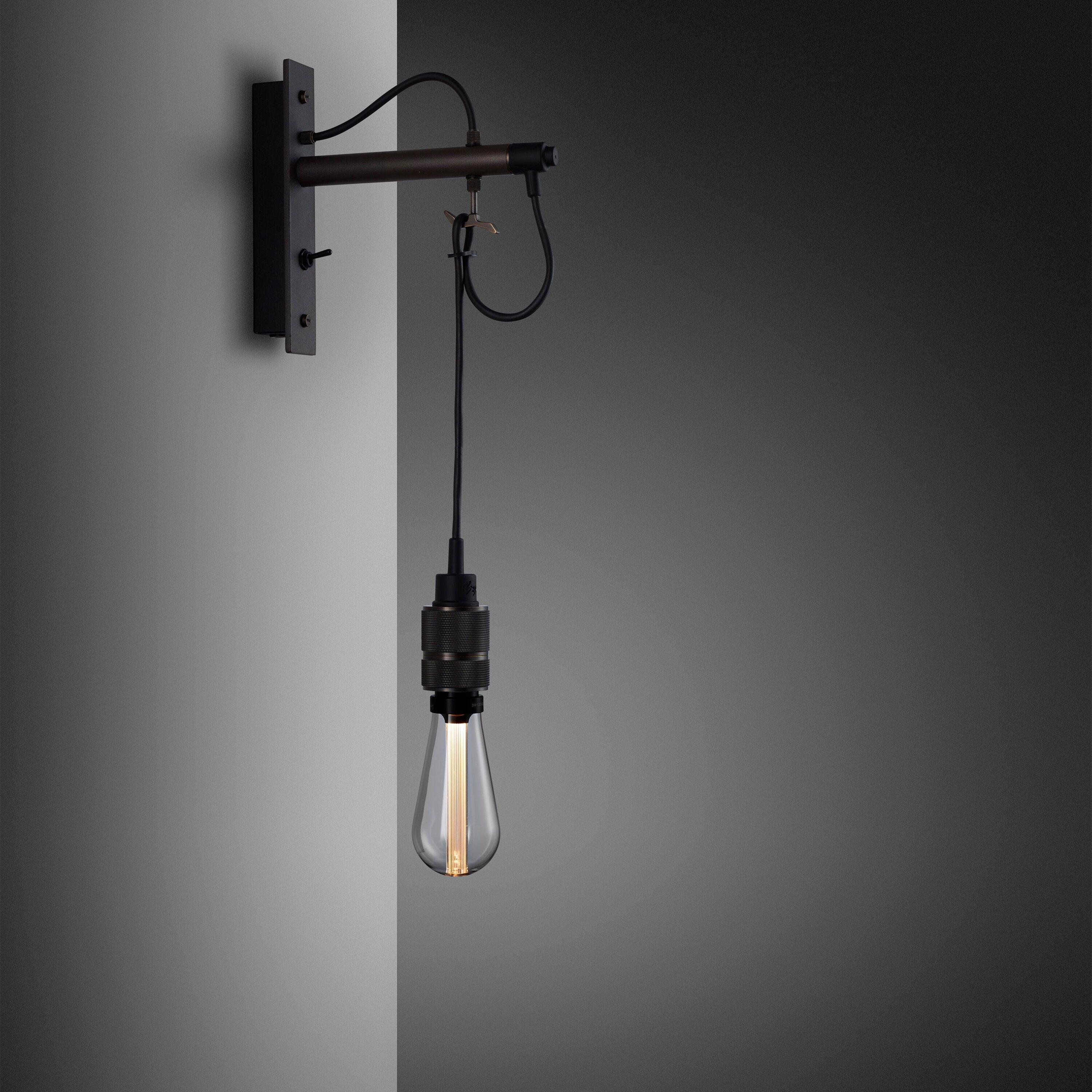 Hook Wall Nude vägglampa i grafit och brunerad mässing • Buster + Punch