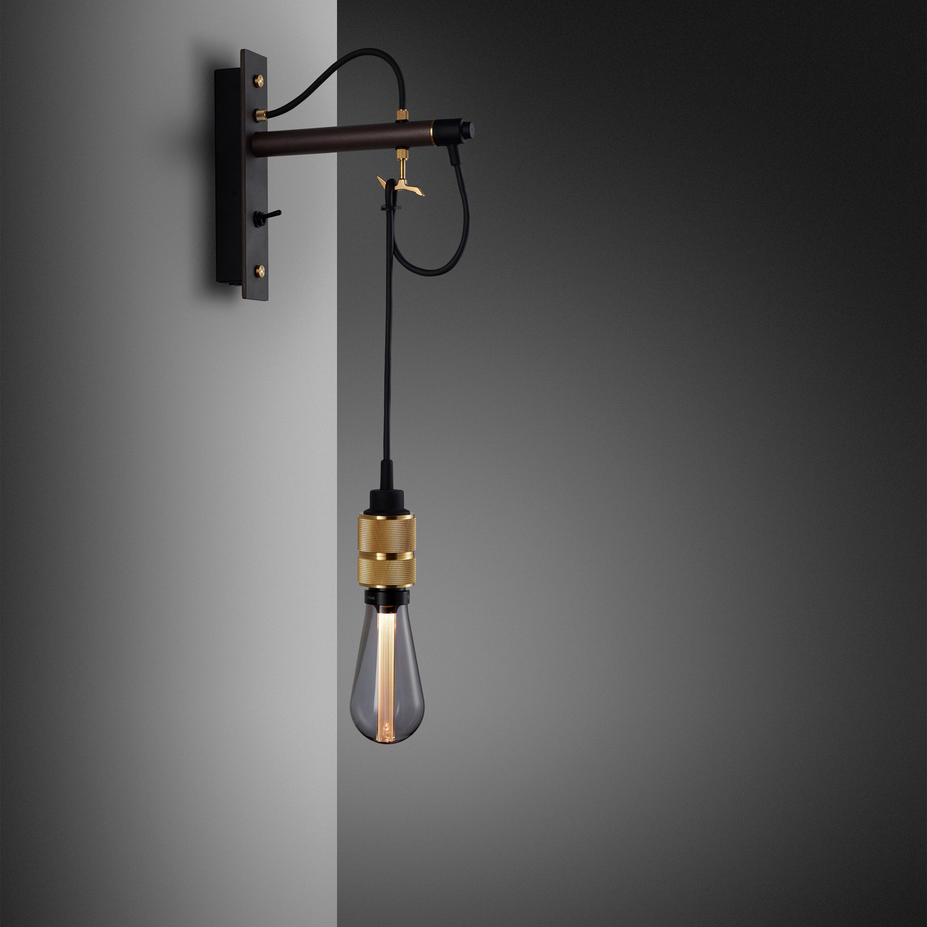 Hook Wall Nude vägglampa i grafit och mässing • Buster + Punch