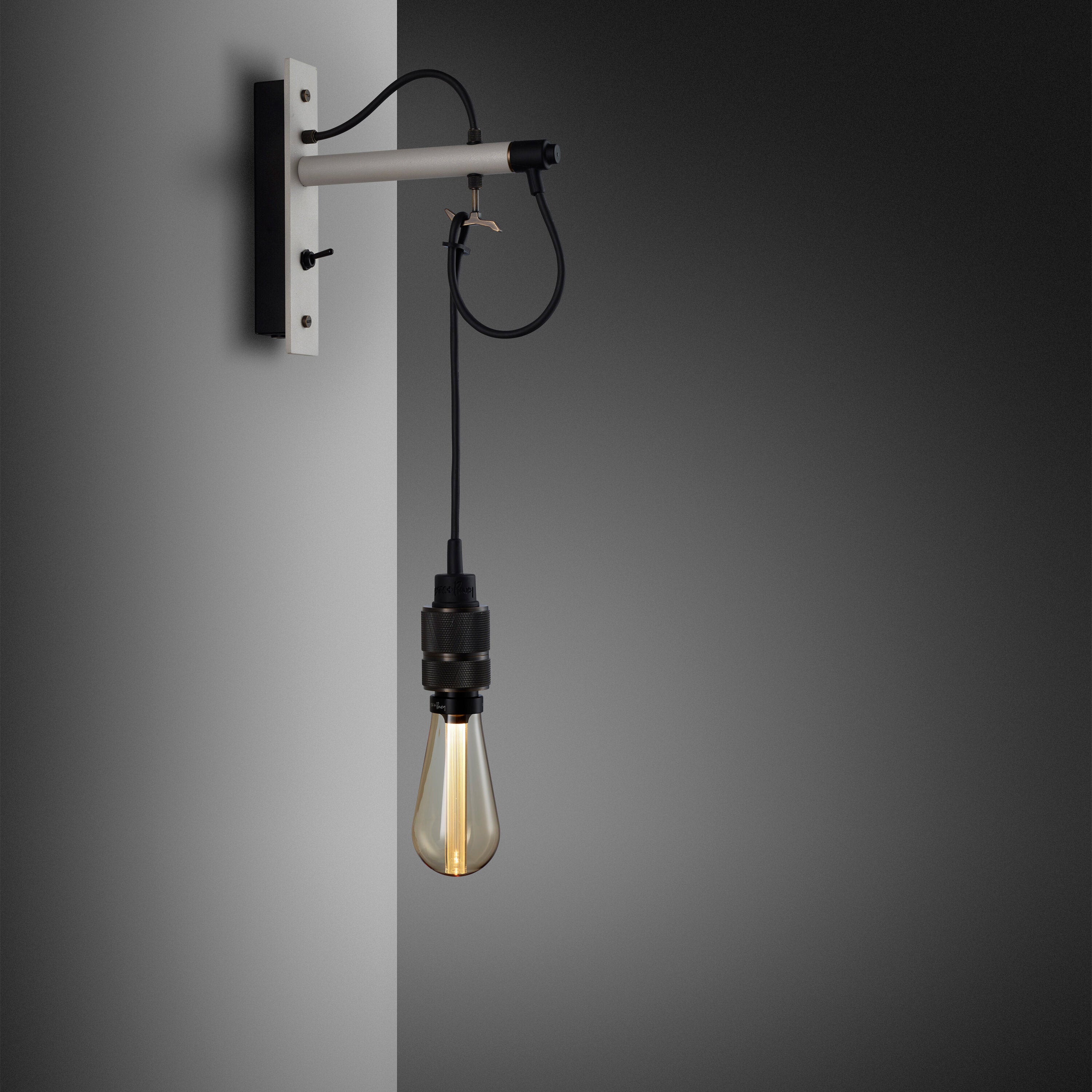 Hook Wall Nude vägglampa i sten och brunerad mässing • Buster + Punch
