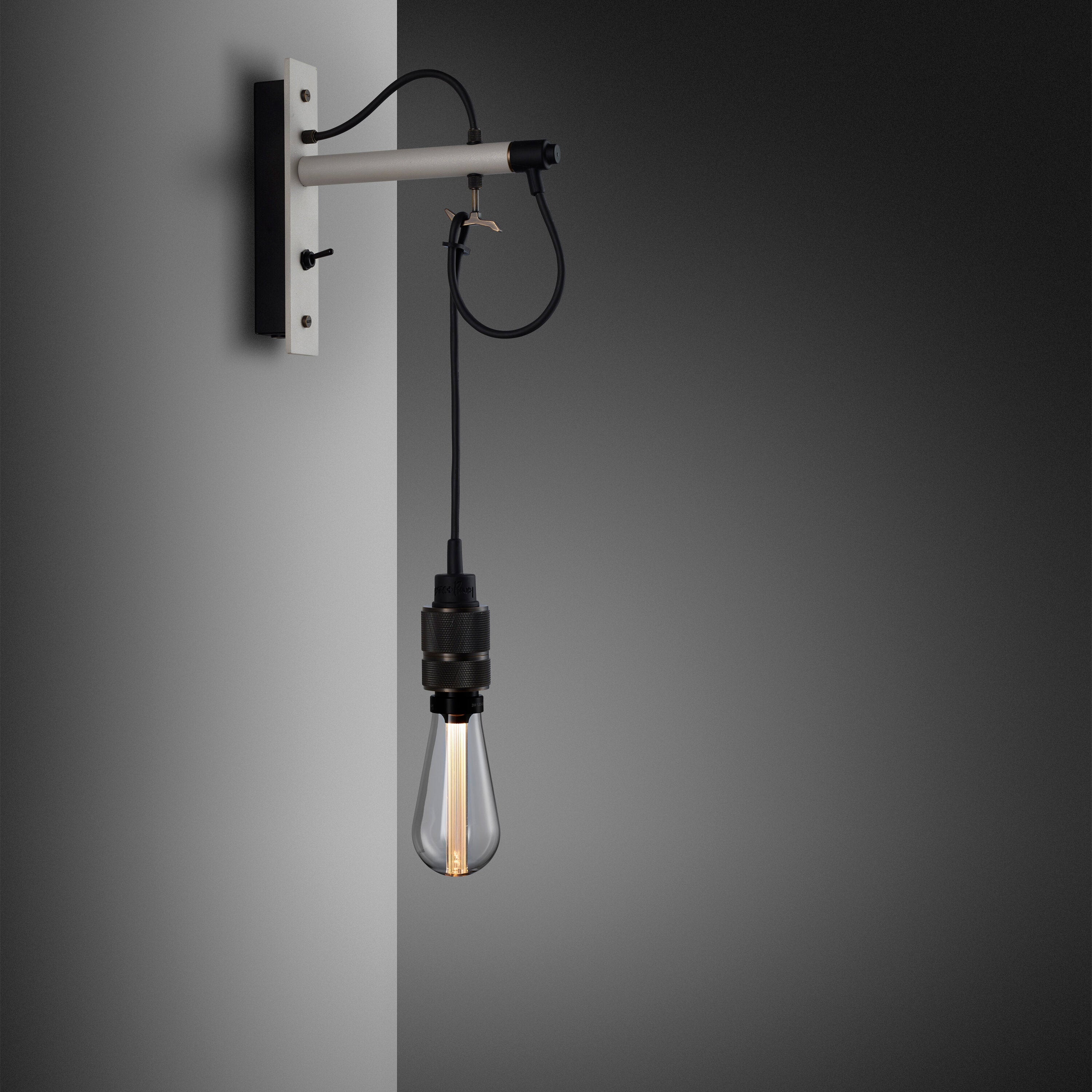 Hook Wall Nude vägglampa i sten och brunerad mässing • Buster + Punch