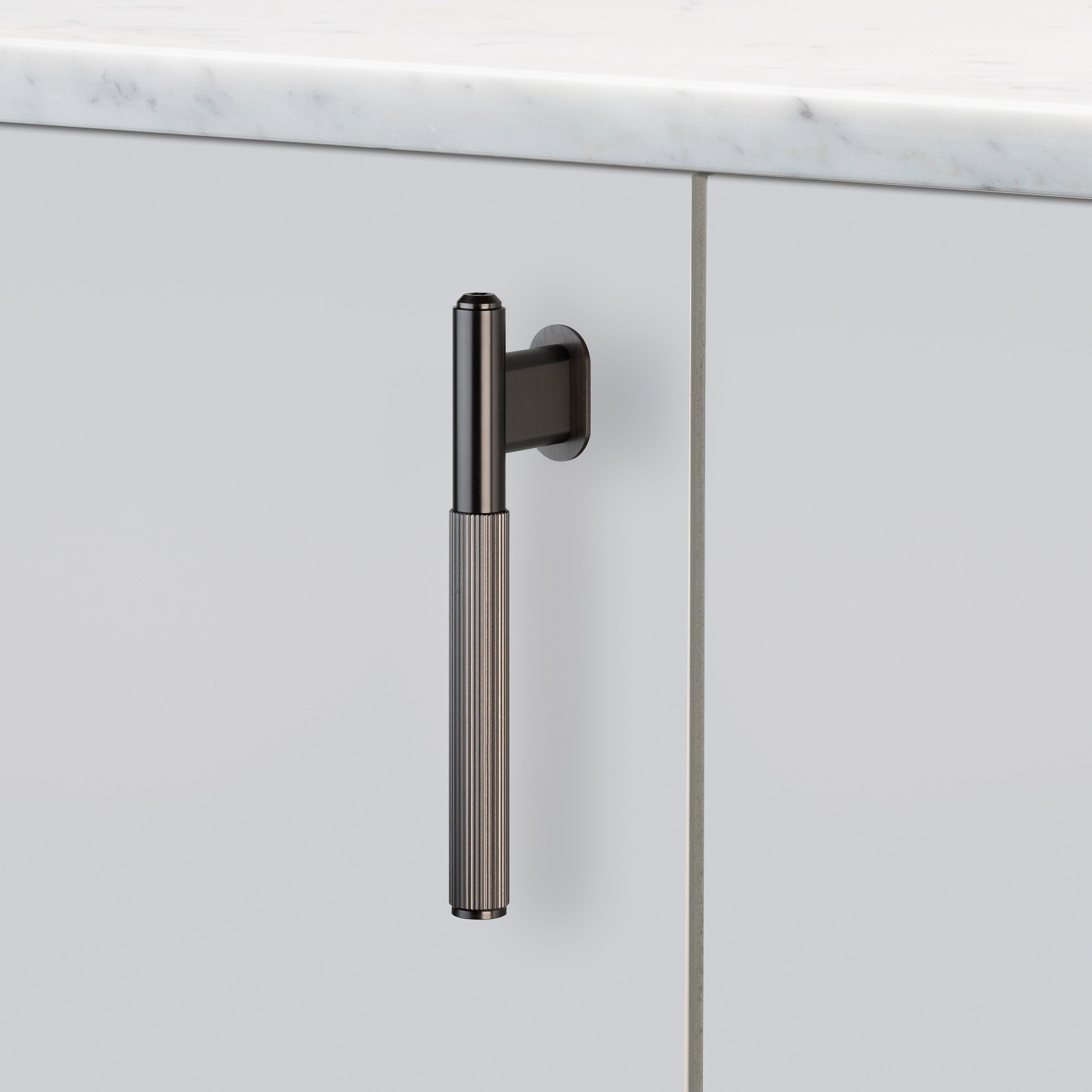 Linear L-bar i gun metal med linjerat mönster • Buster + Punch