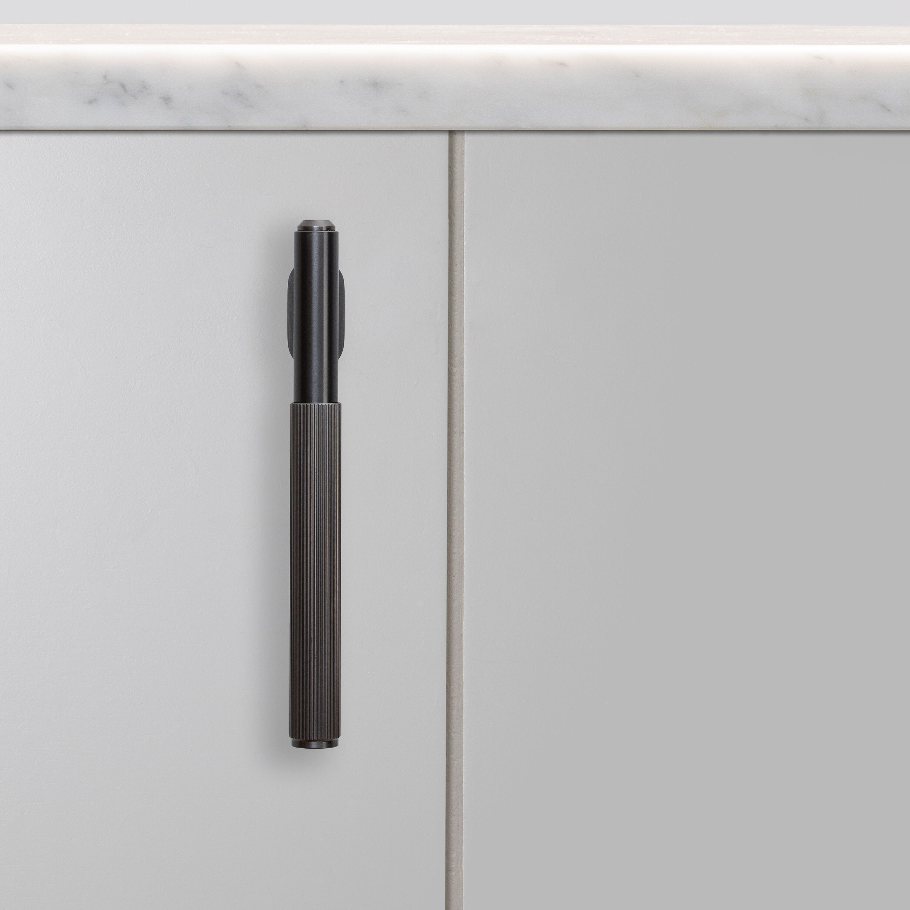 Linear L-bar i gun metal med linjerat mönster • Buster + Punch