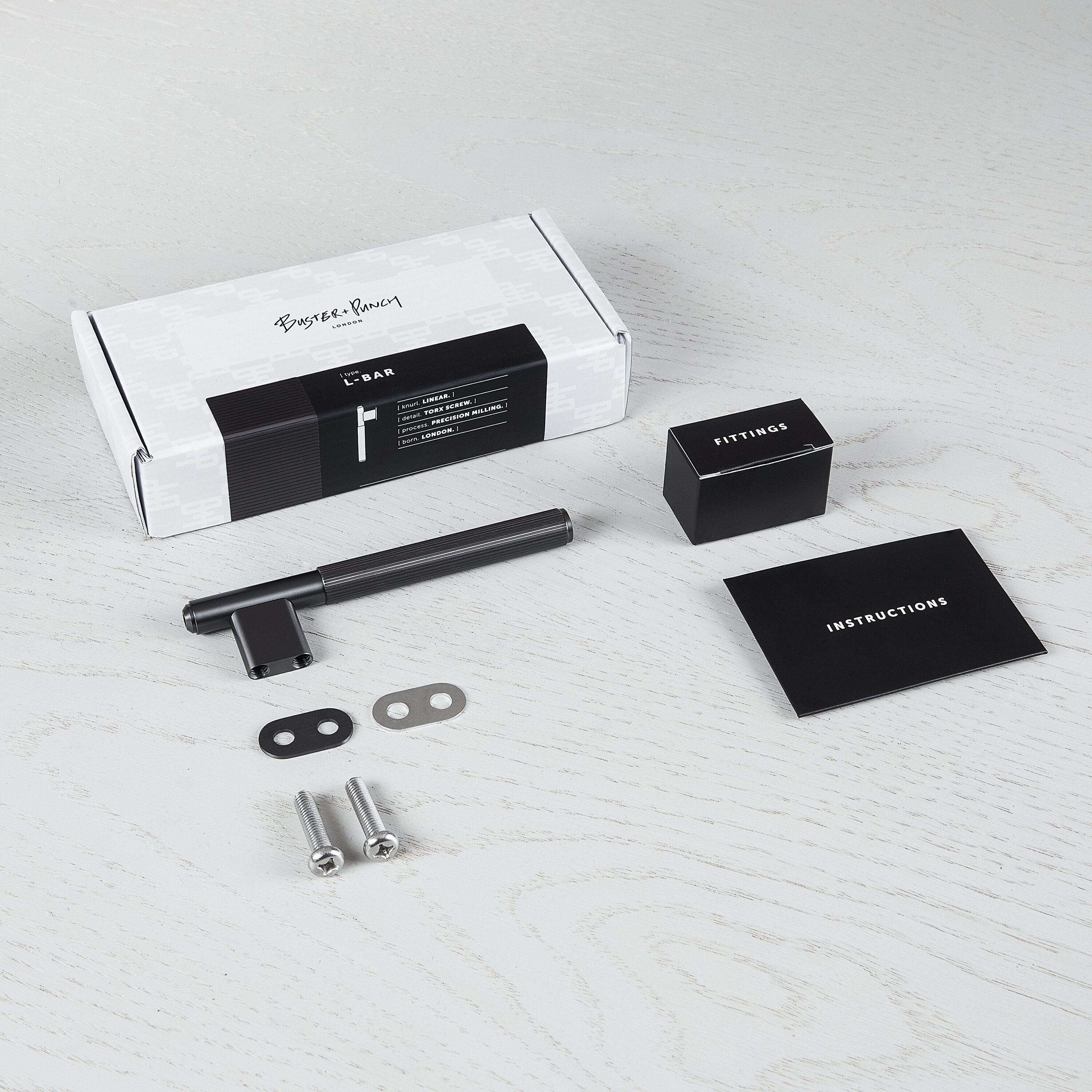 Linear L-bar i gun metal med linjerat mönster • Buster + Punch