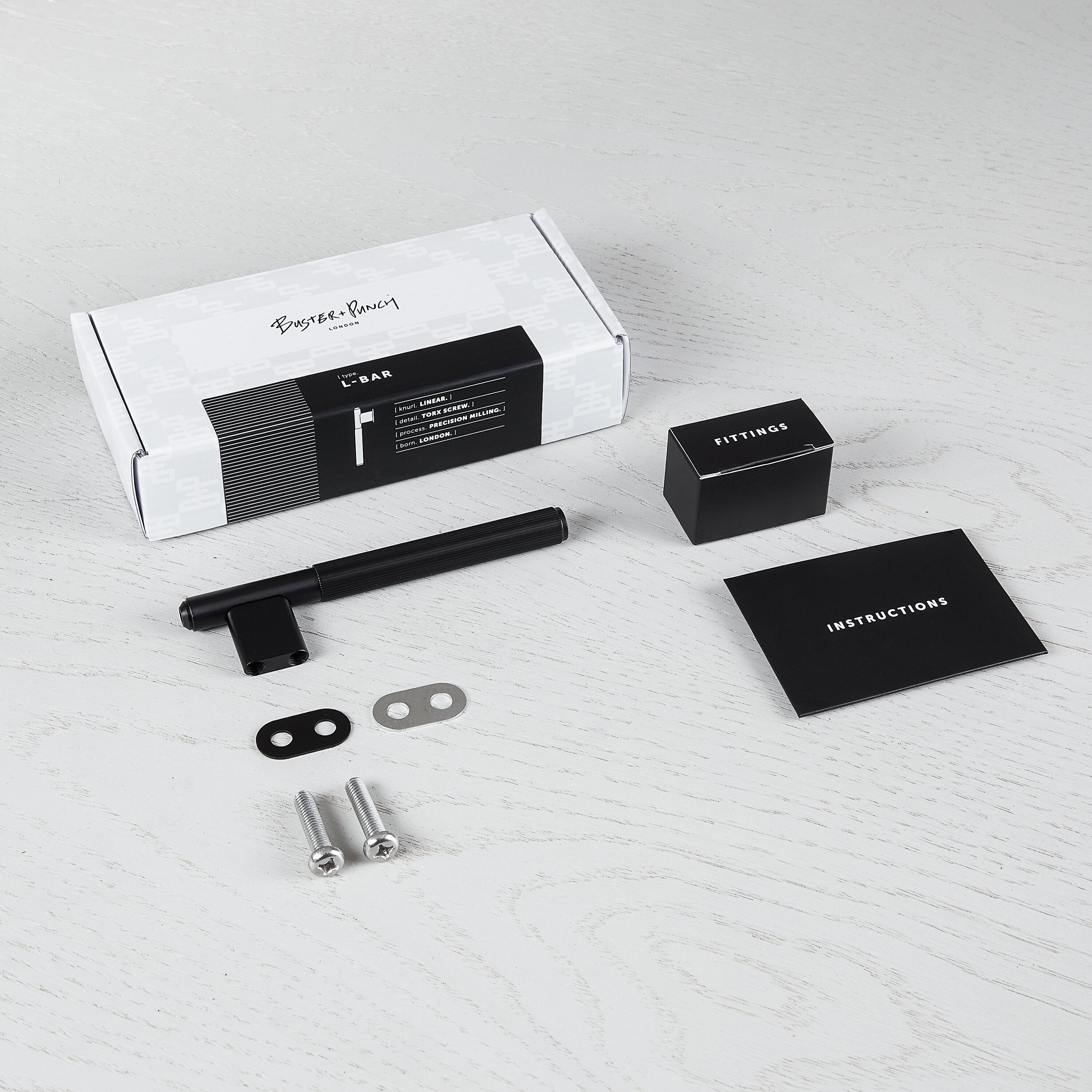 Linear L-bar i svart med linjerat mönster • Buster + Punch