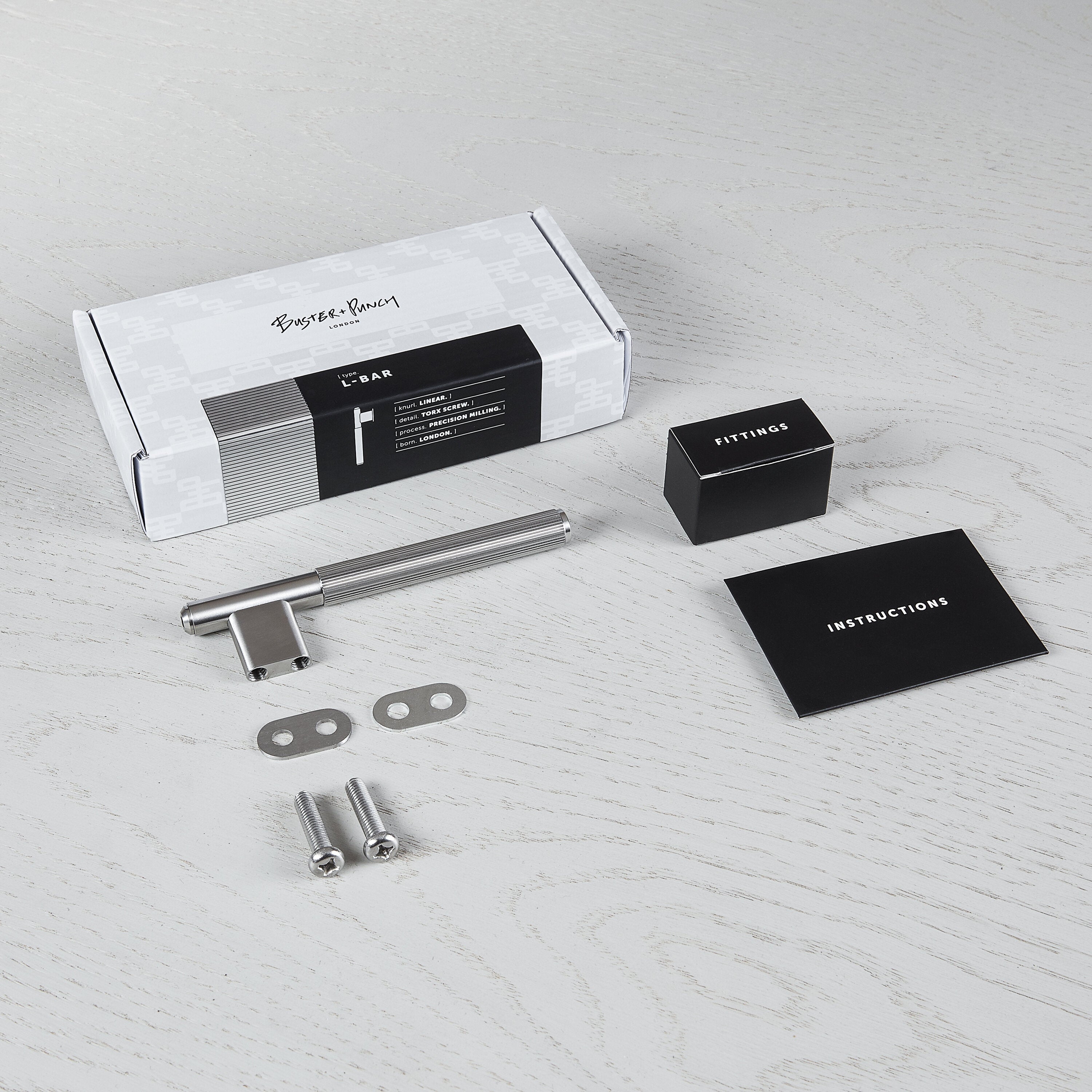 Linear L-bar i rostfritt stål med linjerat mönster  • Buster + Punch