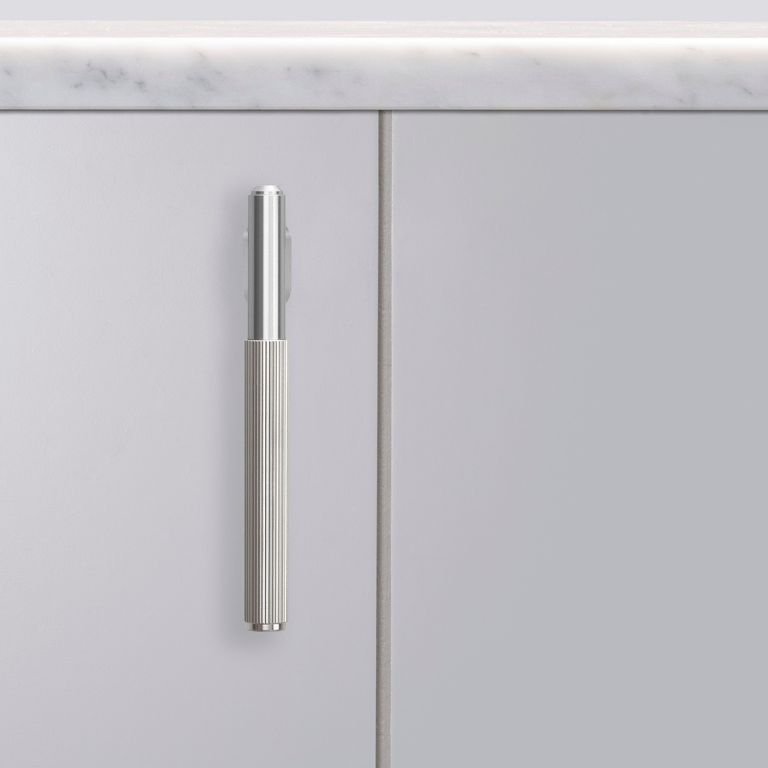 Linear L-bar i rostfritt stål med linjerat mönster  • Buster + Punch