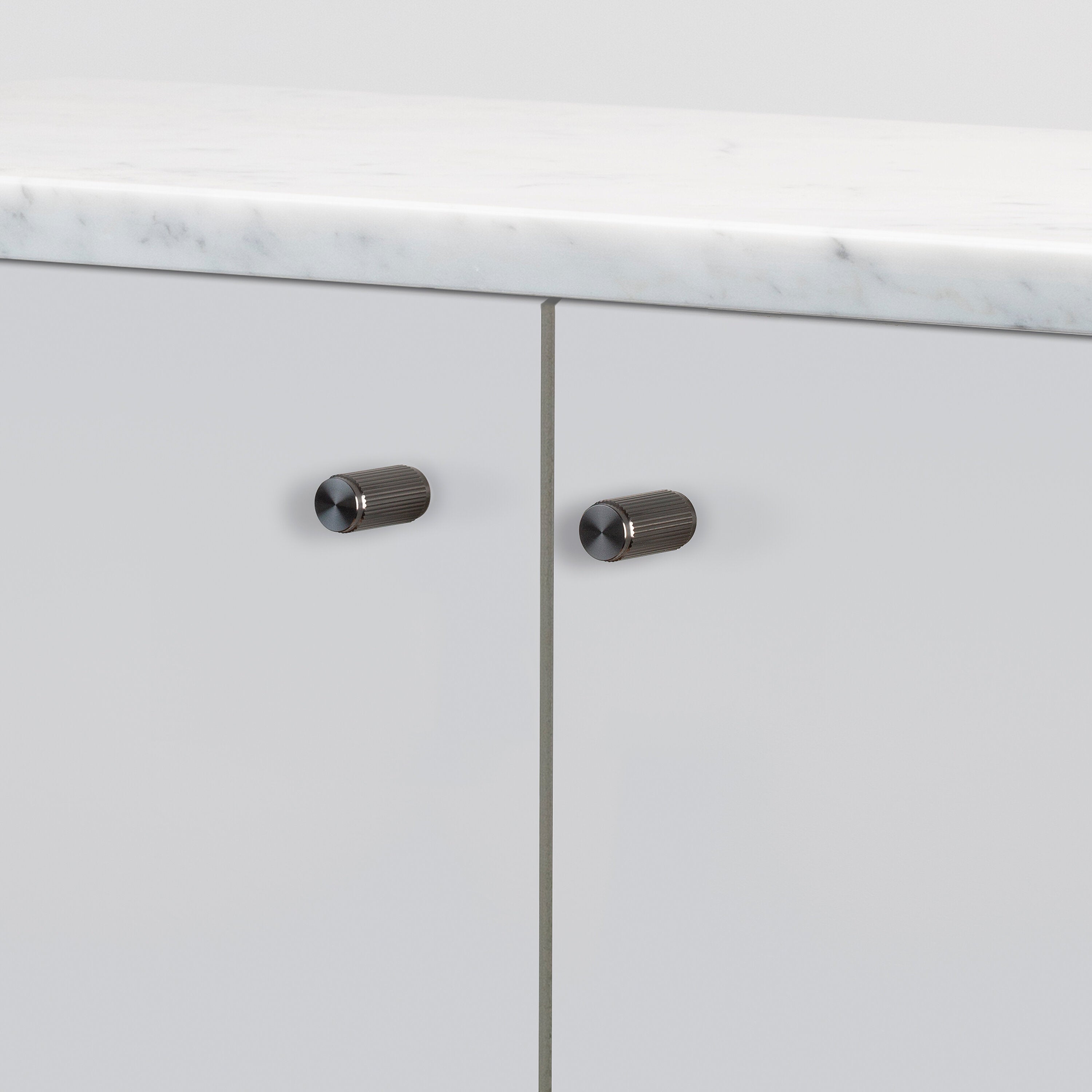Linear möbelknopp i gun metal med linjerat mönster – 2 st. • Buster + Punch