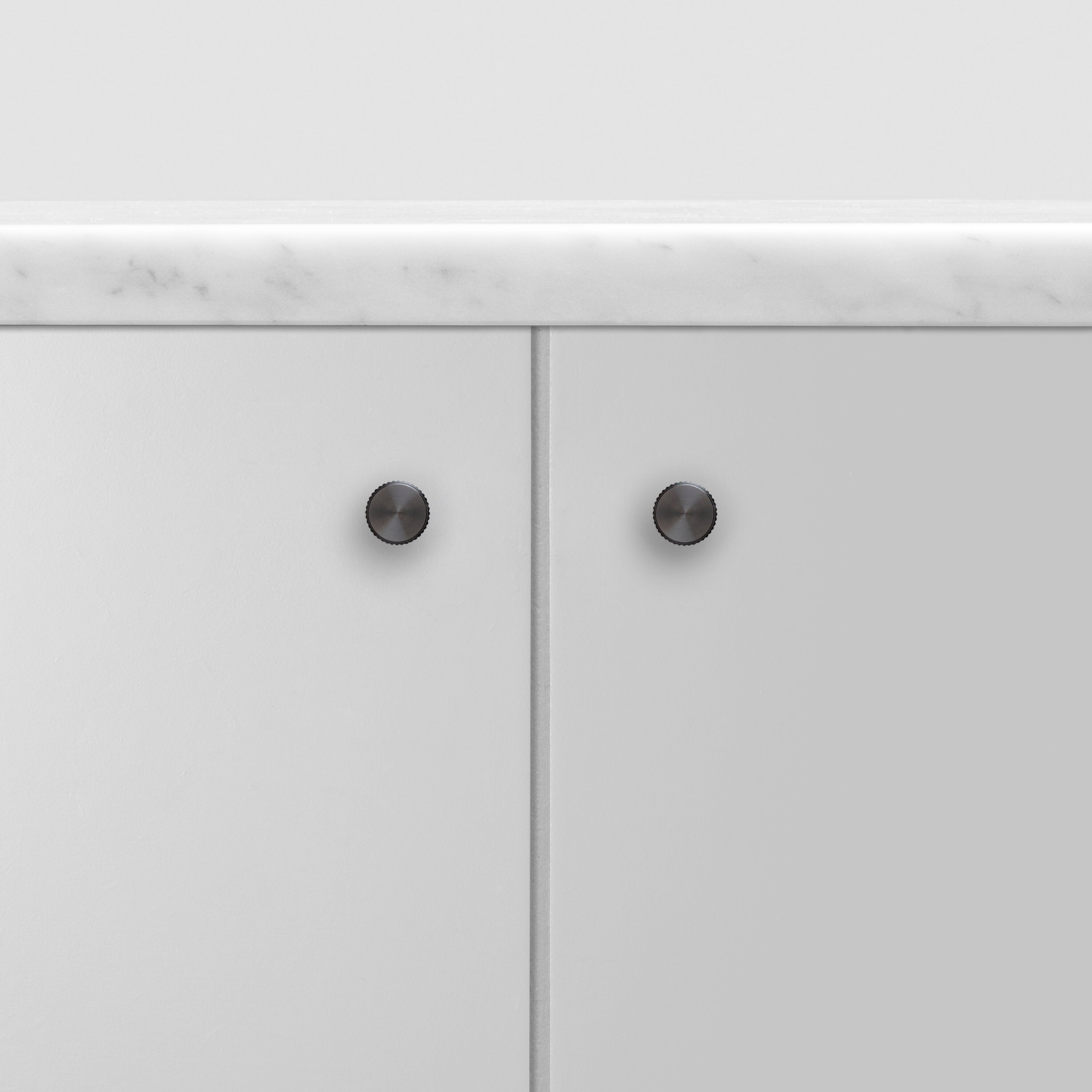Linear möbelknopp i gun metal med linjerat mönster – 2 st. • Buster + Punch