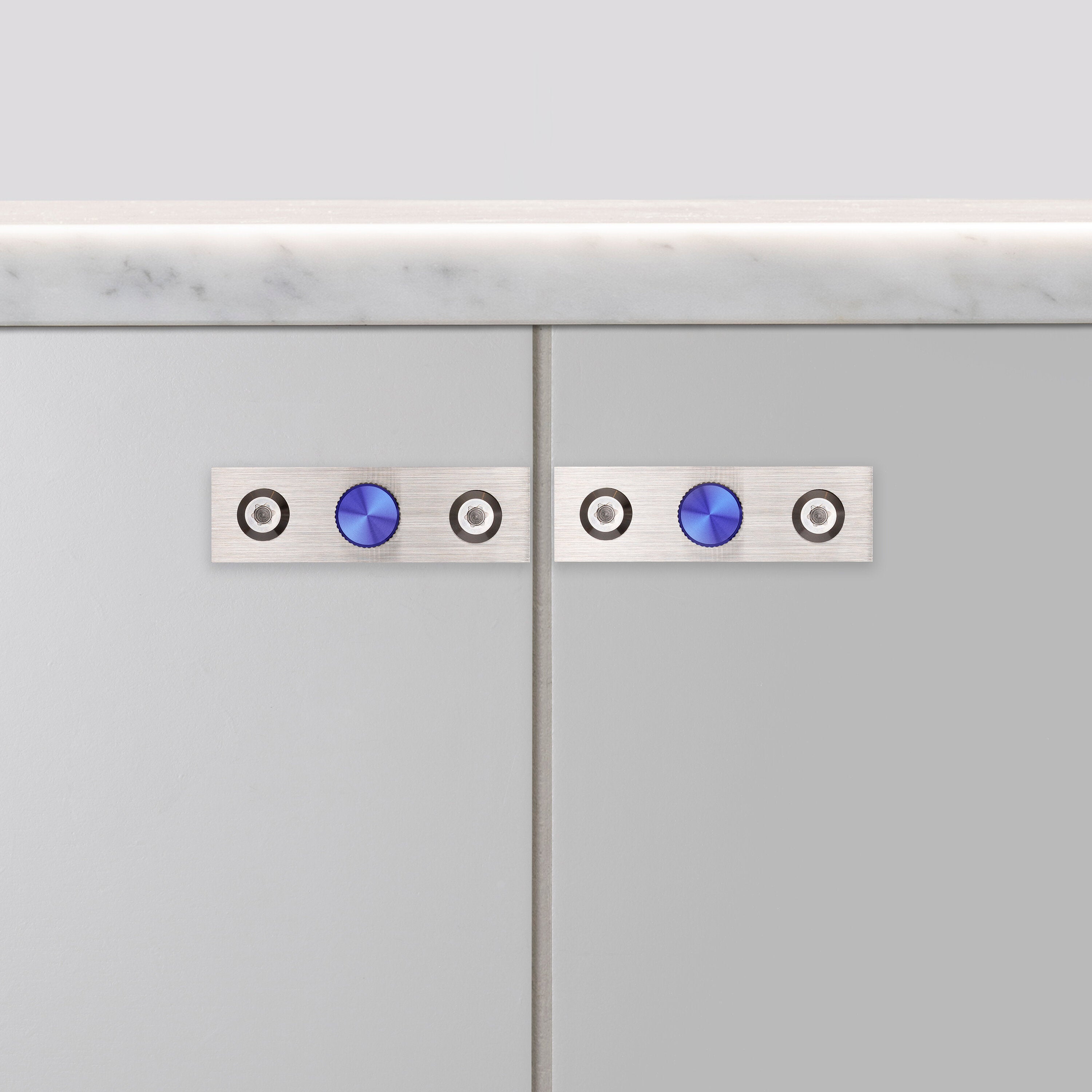 Linear möbelknoppar i burnt steel med linjerat mönster och bakplatta • Buster + Punch