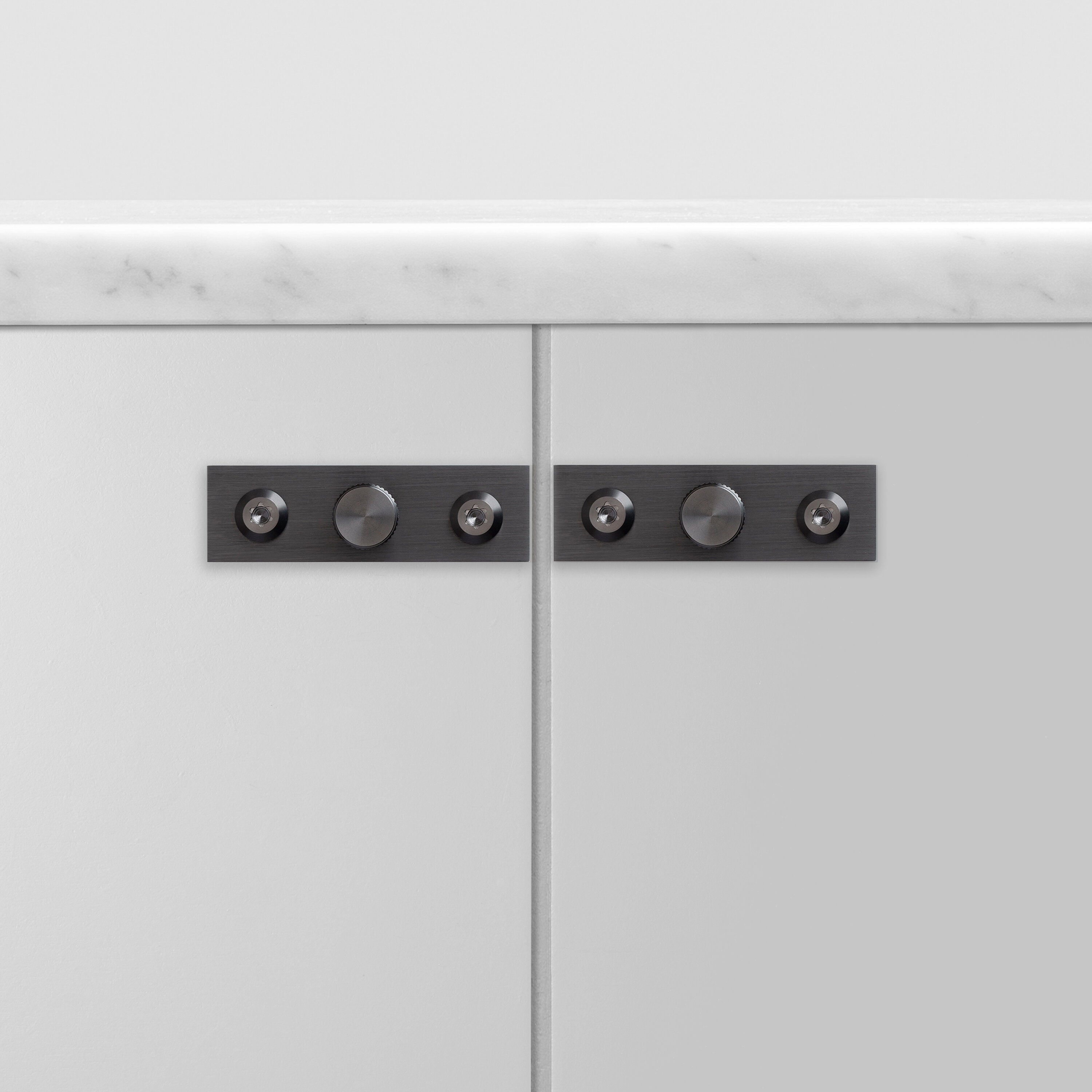 Linear möbelknoppar i gun metal med linjerat mönster och bakplatta – 2 st. • Buster + Punch