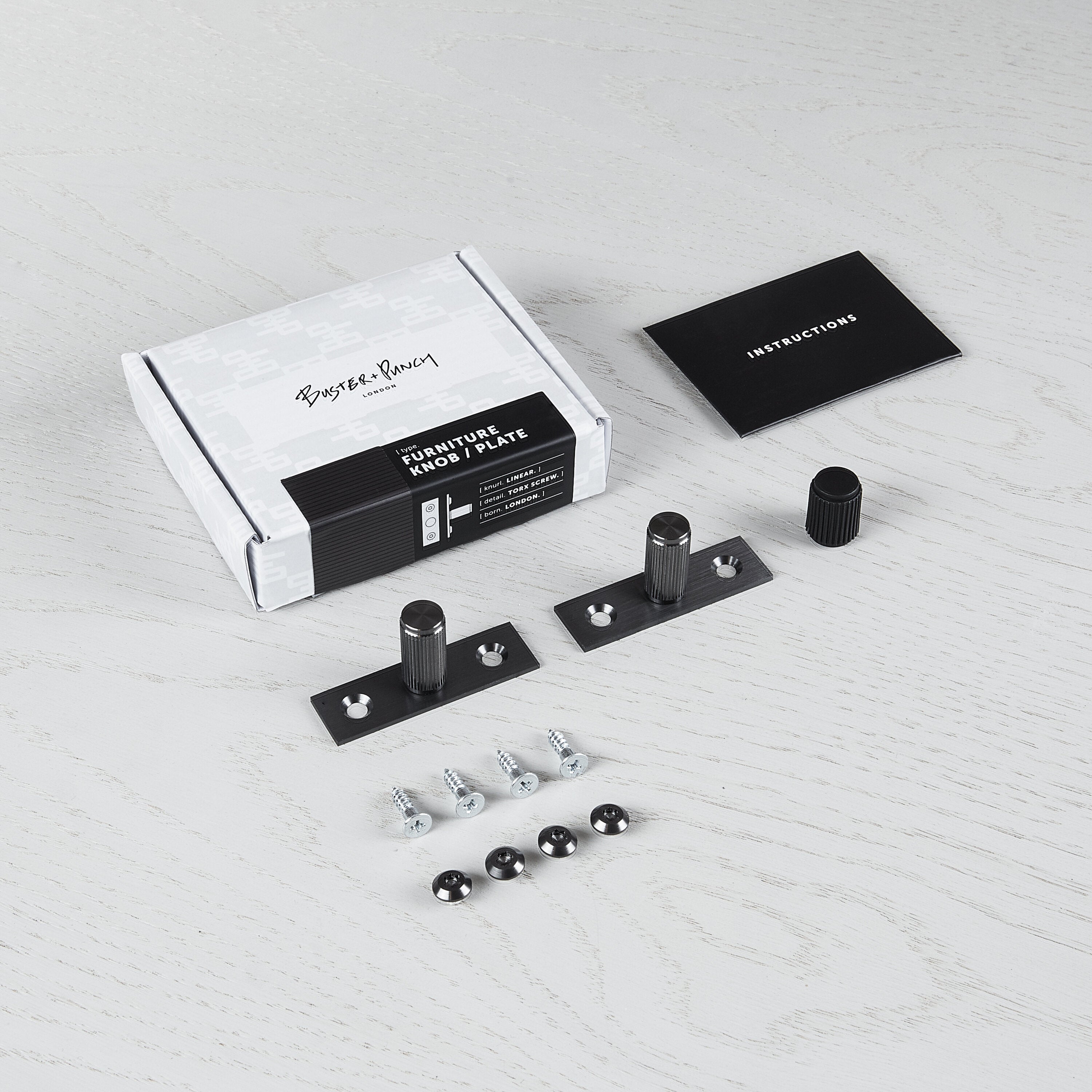 Linear möbelknoppar i gun metal med linjerat mönster och bakplatta – 2 st. • Buster + Punch