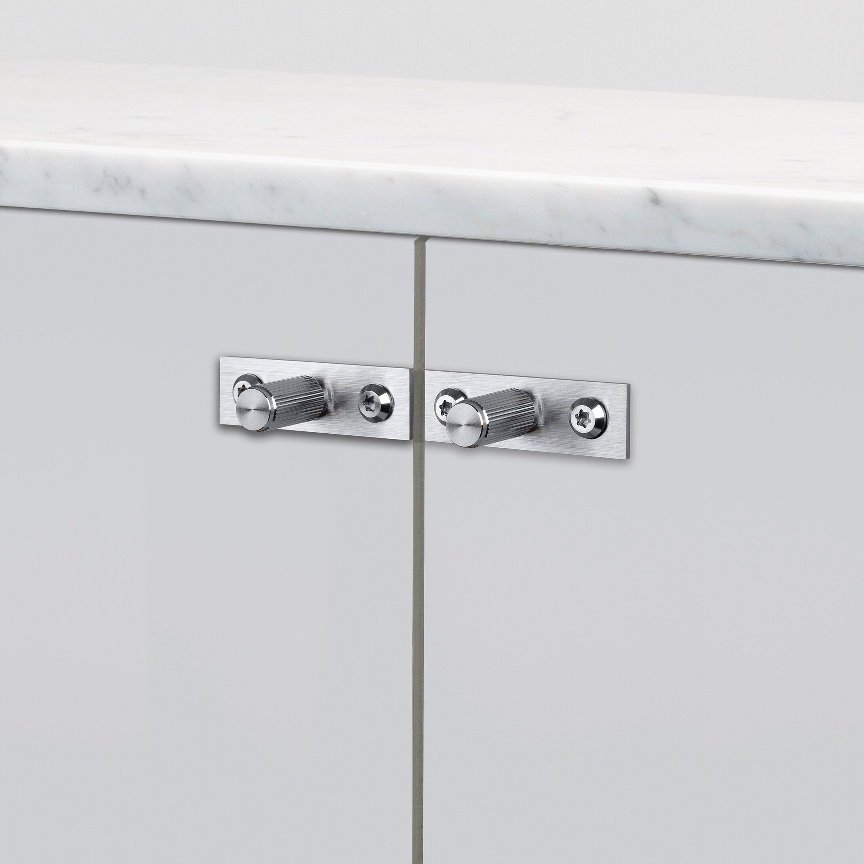 Linear möbelknoppar i rostfritt stål med linjerat mönster och bakplatta – 2 st. • Buster + Punch