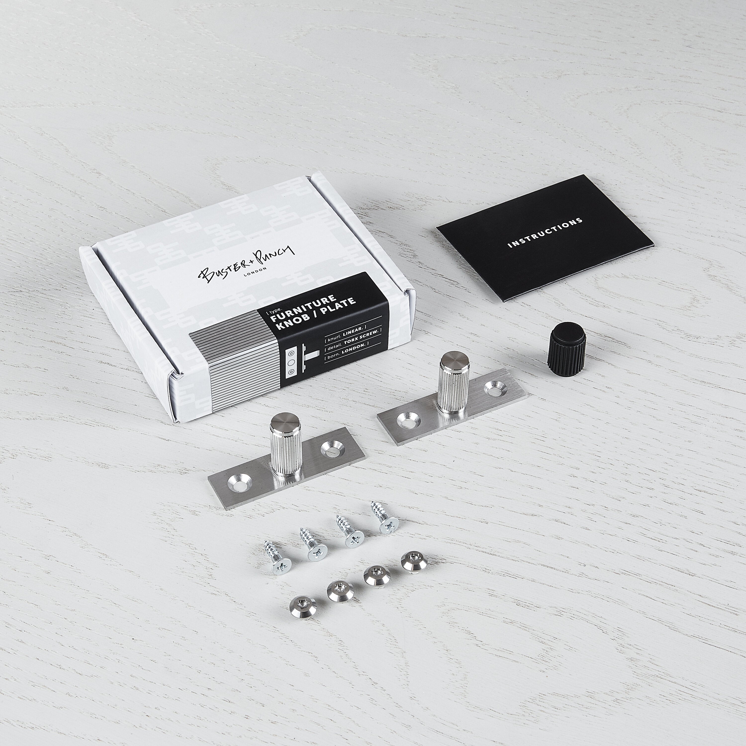 Linear möbelknoppar i rostfritt stål med linjerat mönster och bakplatta – 2 st. • Buster + Punch