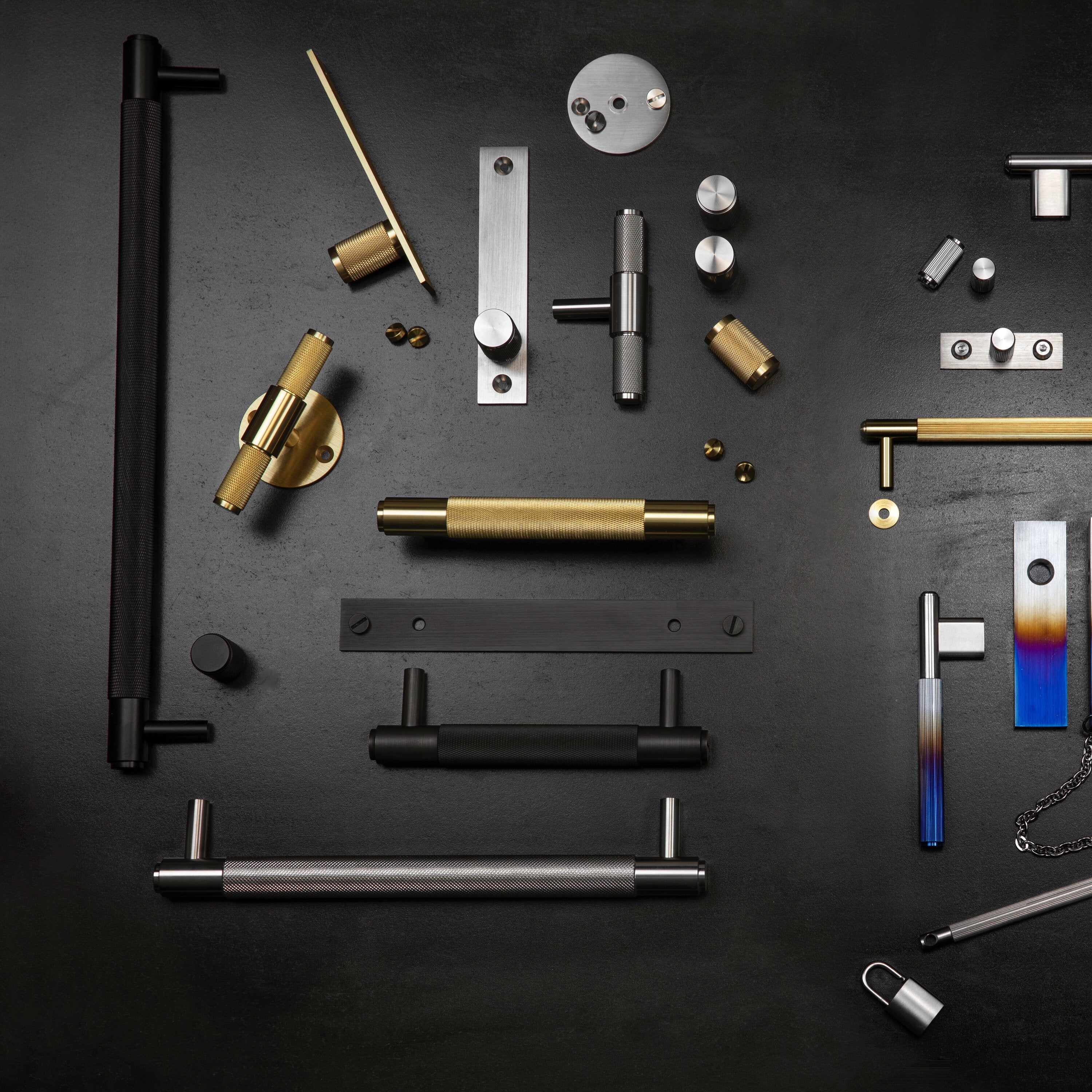 Linear möbelknoppar i rostfritt stål med linjerat mönster och bakplatta – 2 st. • Buster + Punch