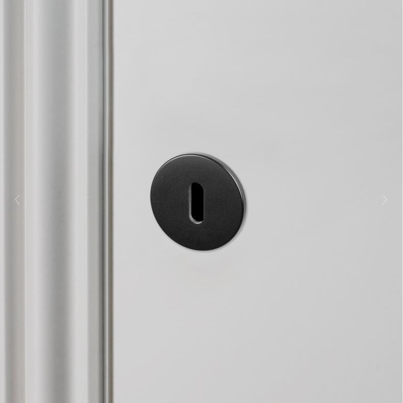 Nyckelplatta i svart aluminium – c/c 27 mm • Buster + Punch