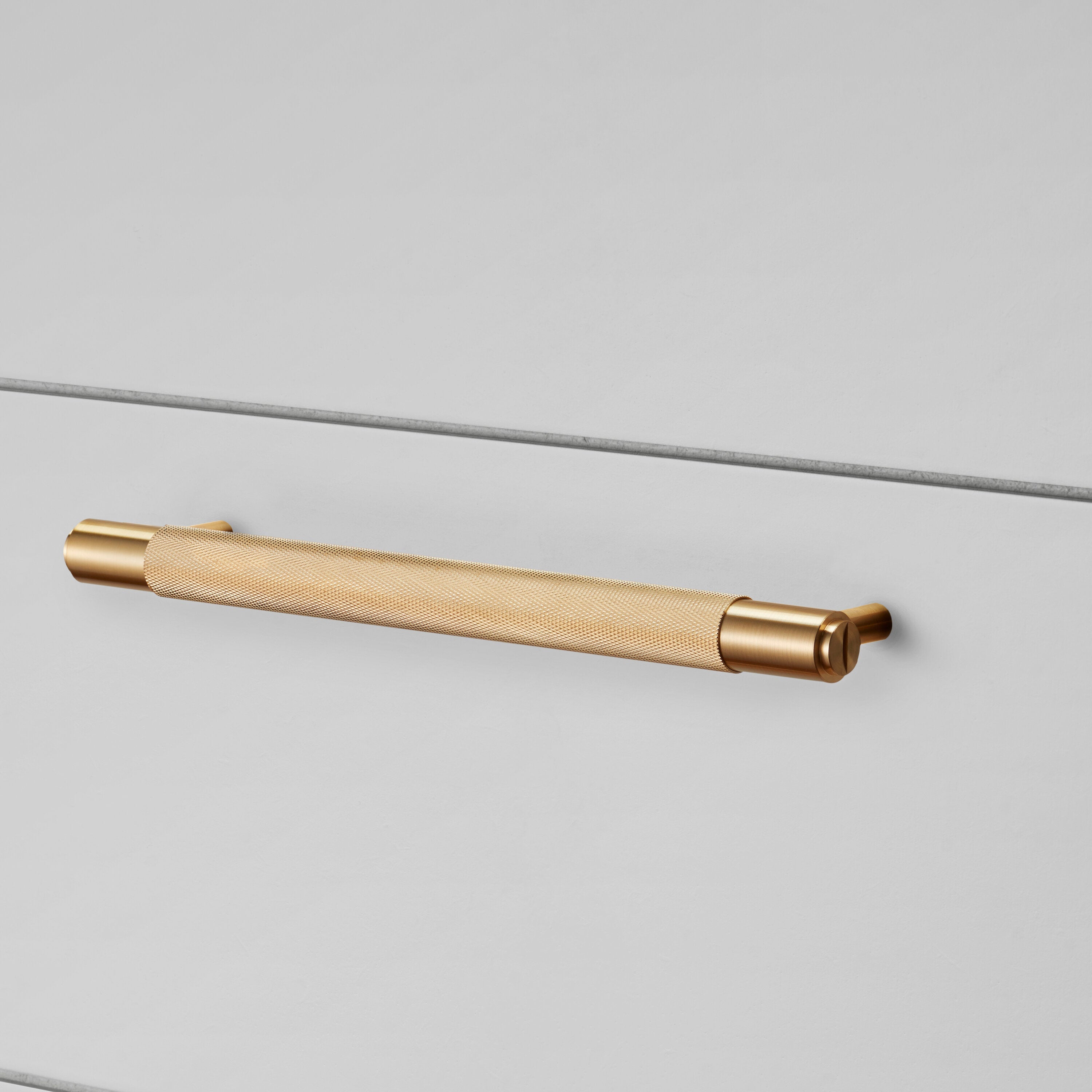Cross pull bar handtag i mässing med diamantslipat mönster • Buster + Punch
