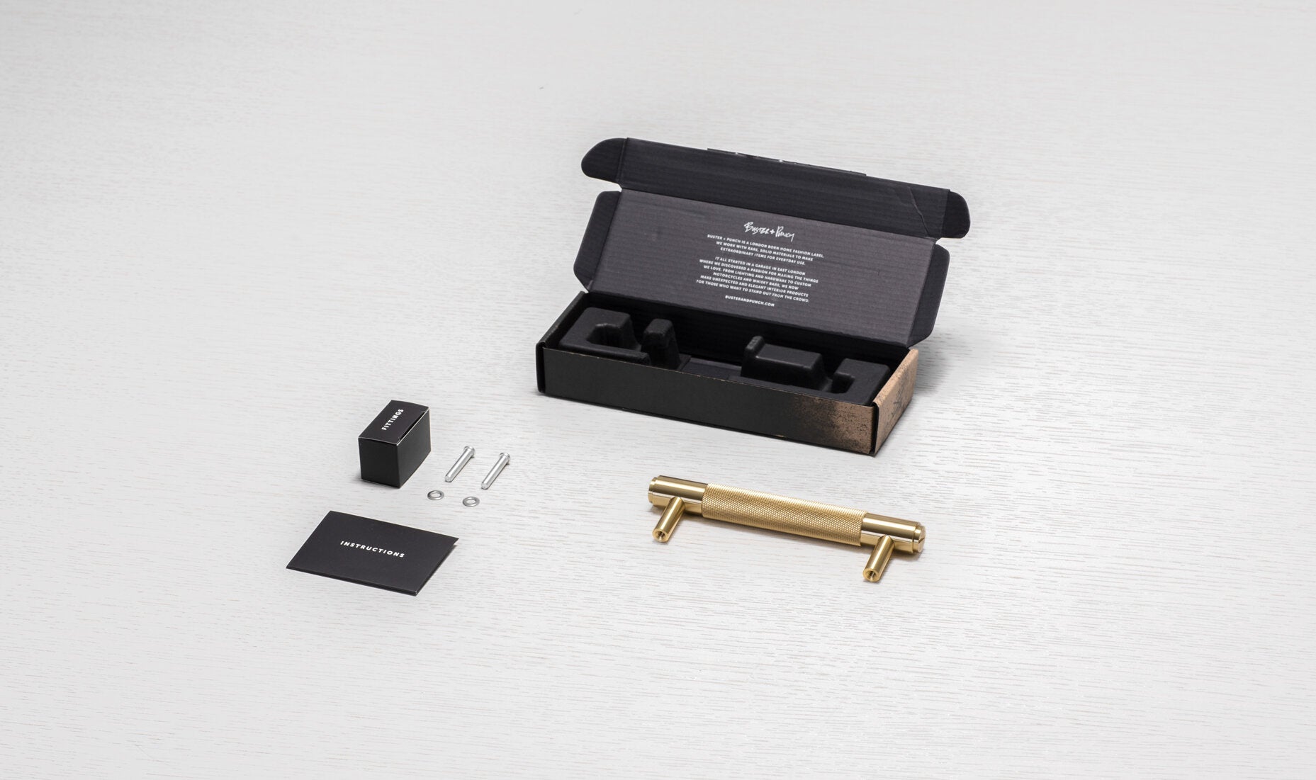 Cross pull bar handtag i mässing med diamantslipat mönster • Buster + Punch