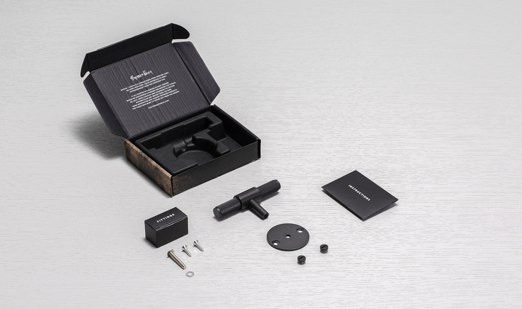 Cross T-bar i brunerad mässing med bakplatta och diamantslipat mönster • Buster + Punch