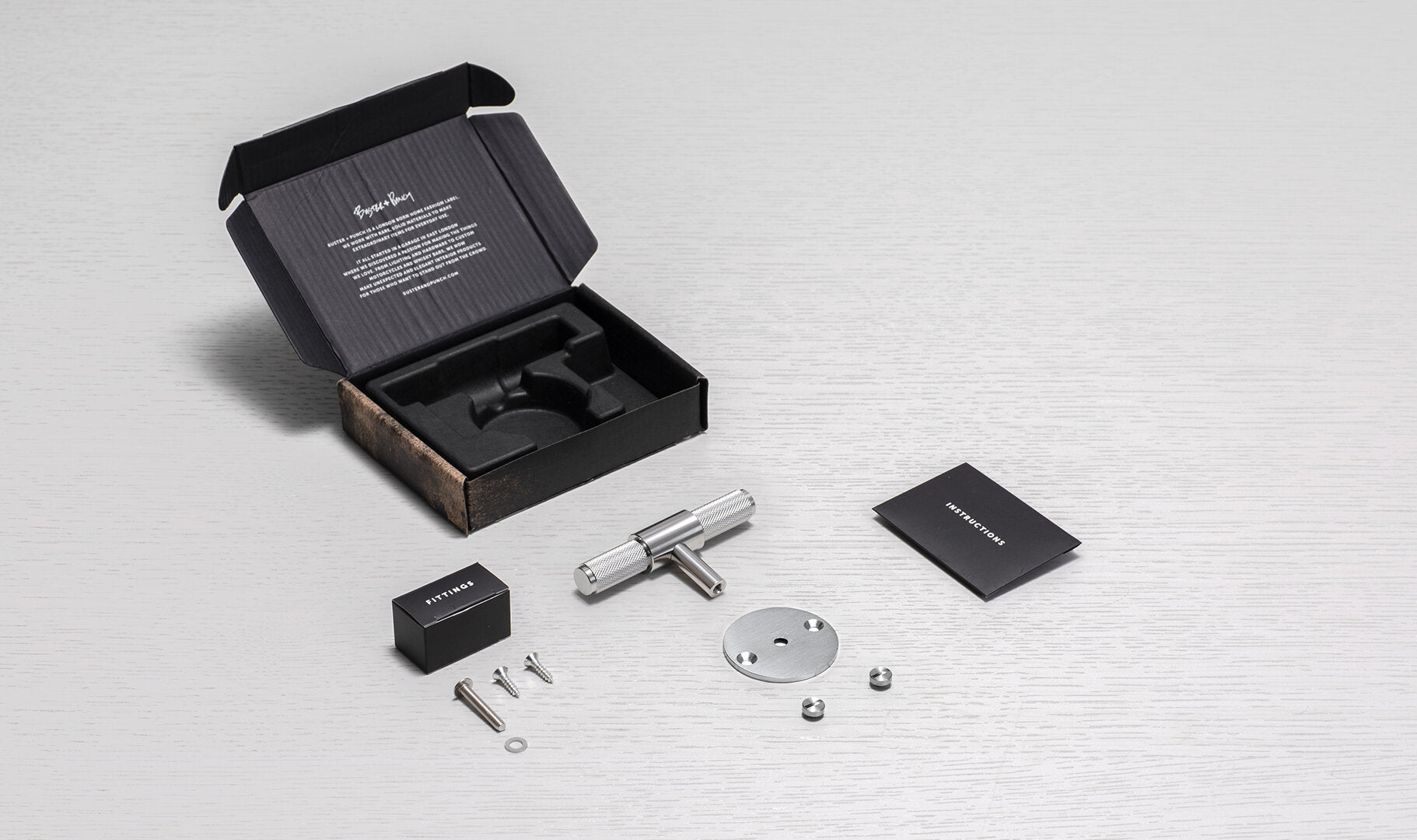 Cross T-bar i rostfritt stål med bakplatta och diamantslipat mönster  • Buster + Punch