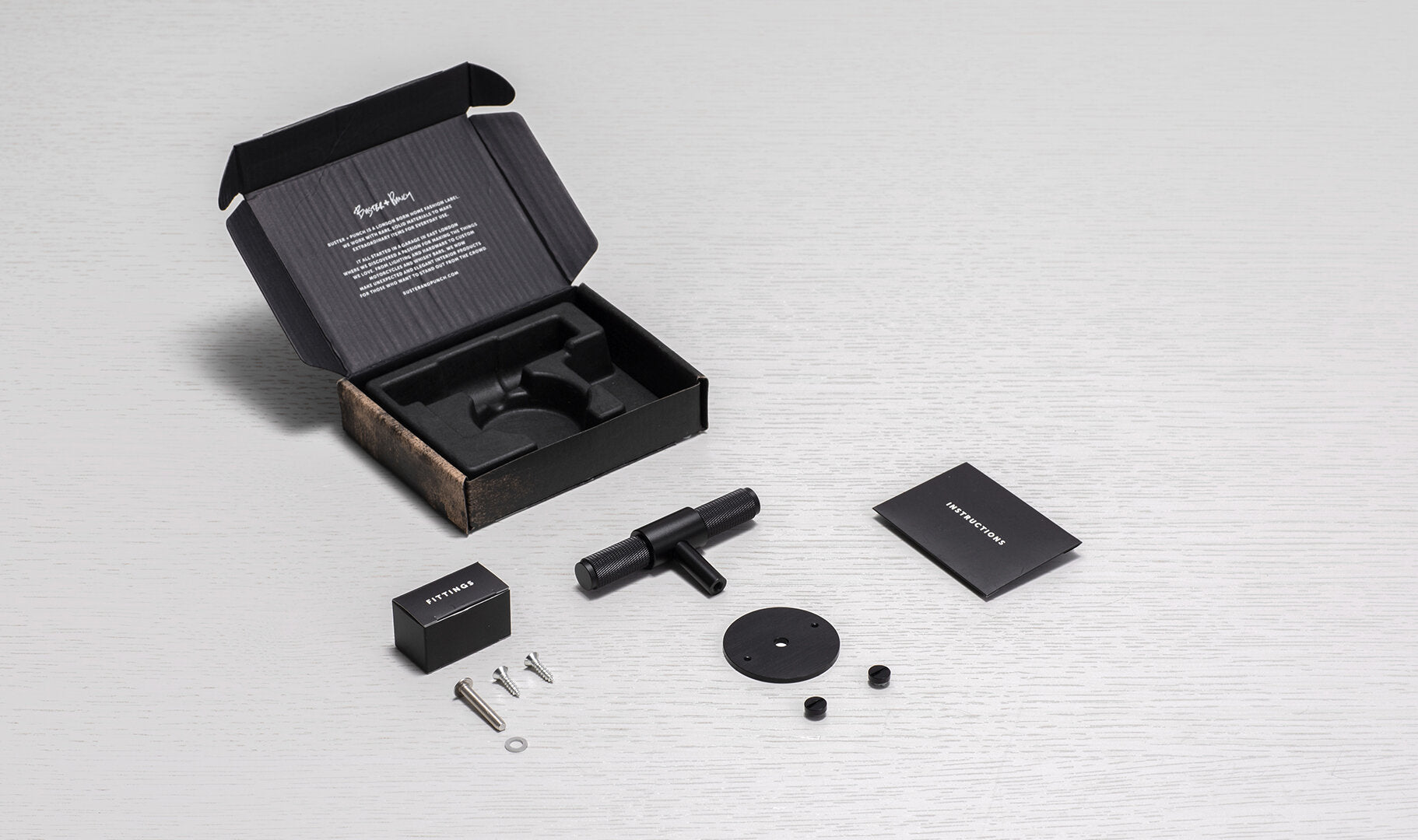 Cross T-bar i svart med bakplatta och diamantslipat mönster • Buster + Punch