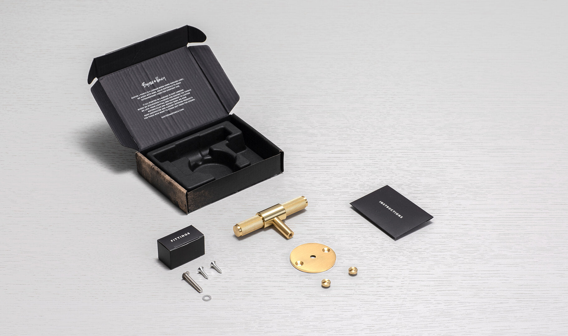 Cross T-bar i massiv mässing med bakplatta och diamantslipat mönster • Buster + Punch