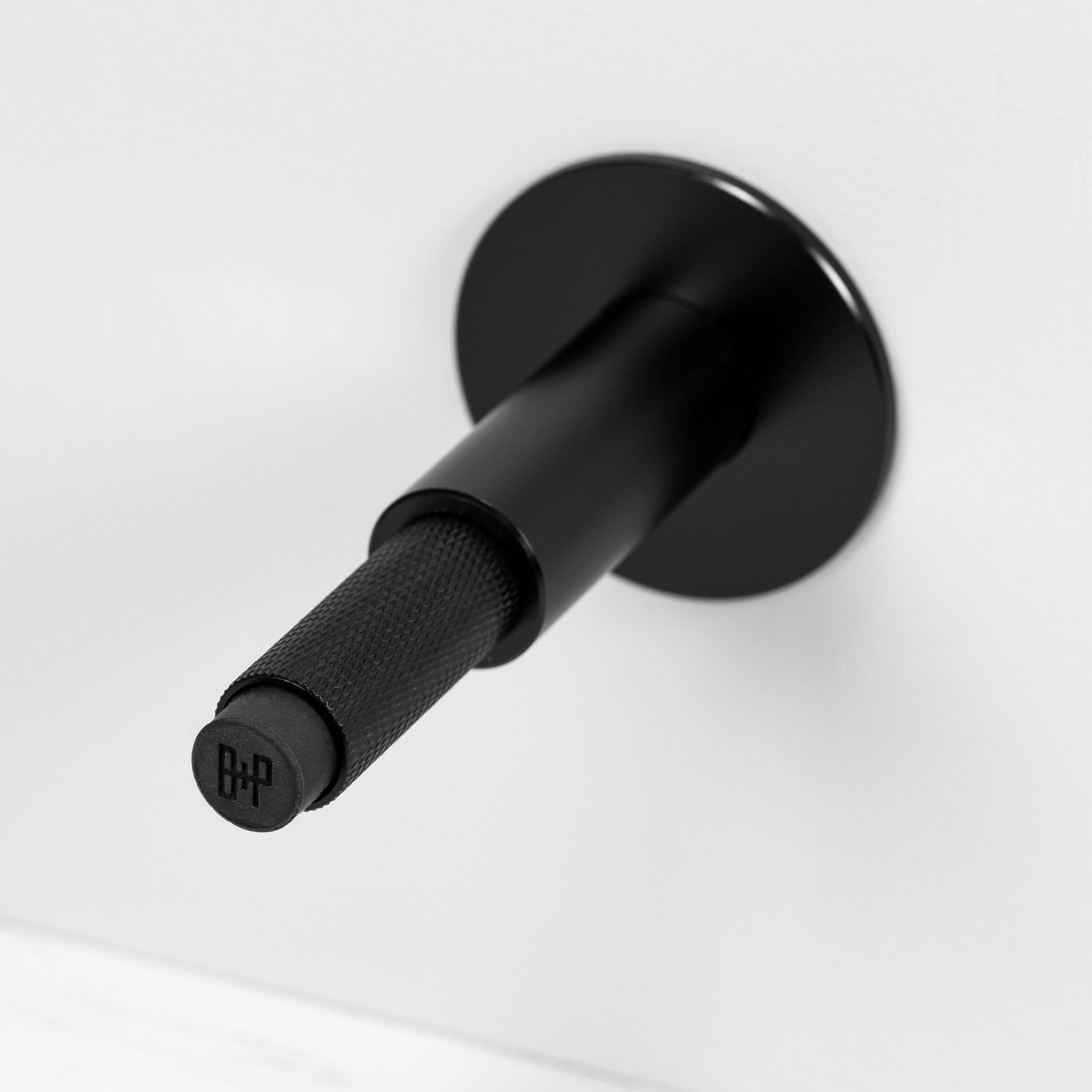 Cross Wall dörrstopp i svart med diamantslipat mönster • Buster + Punch
