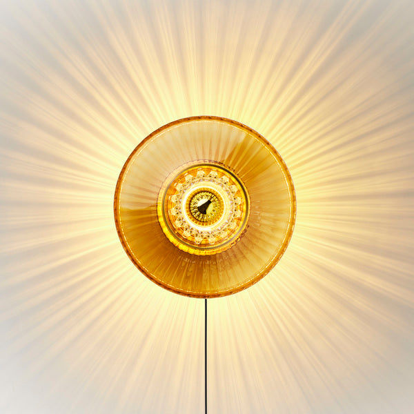 Eyeball är en mönstrad/veckad insats i klarglas som skapar ett extra starkt ljusspel till New wave-lamporna från Design by Us.