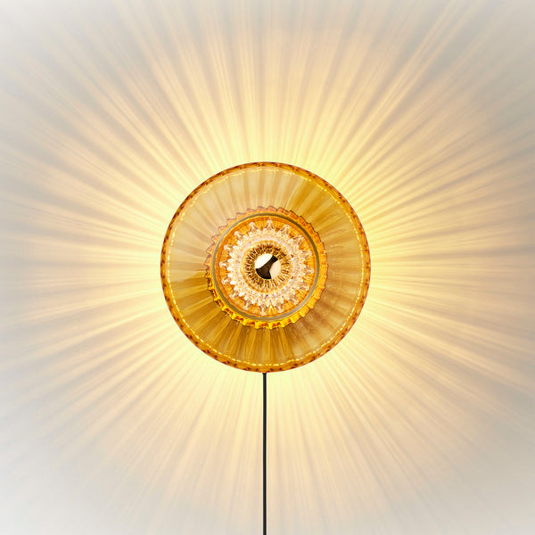 Eyeball är en mönstrad/veckad insats i klarglas som skapar ett extra starkt ljusspel till New wave-lamporna från Design by Us.