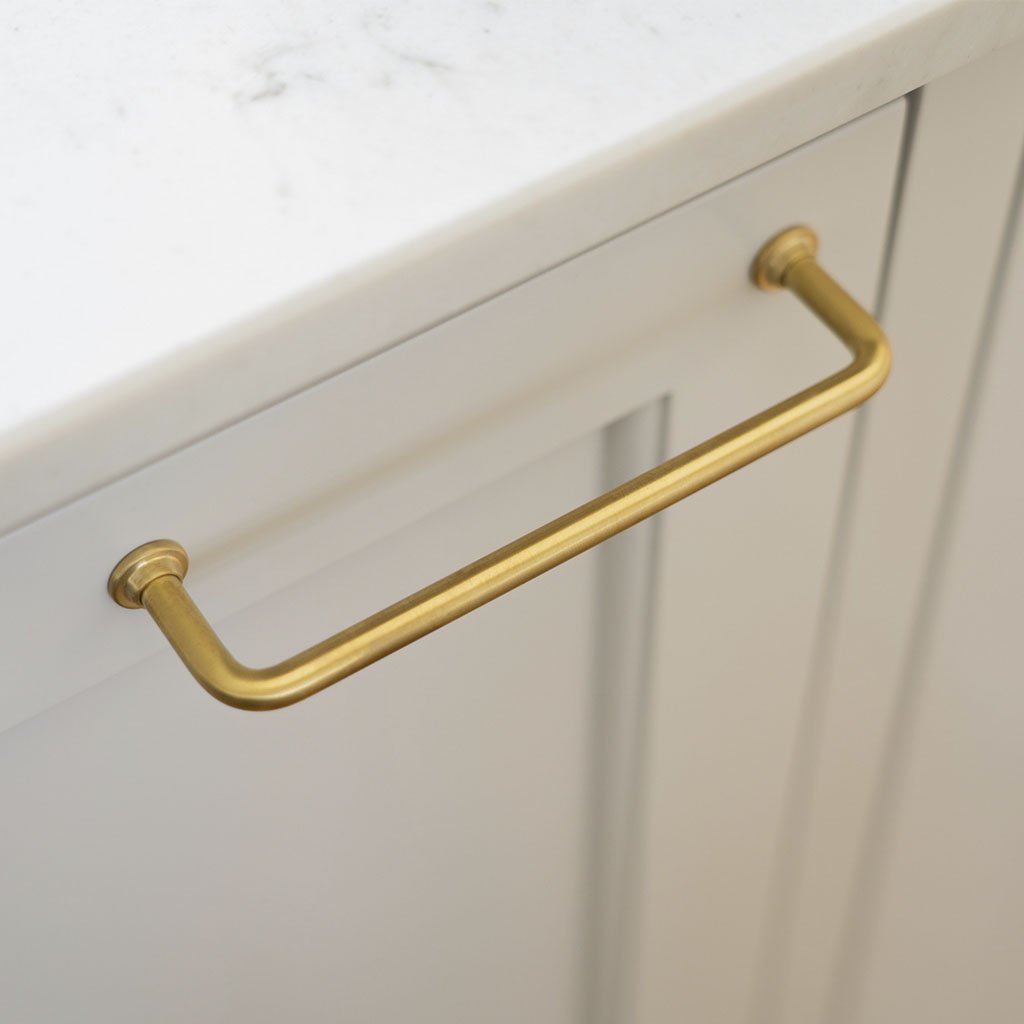 Frederiksberg • Kökshandtag i borstad mässing med lack