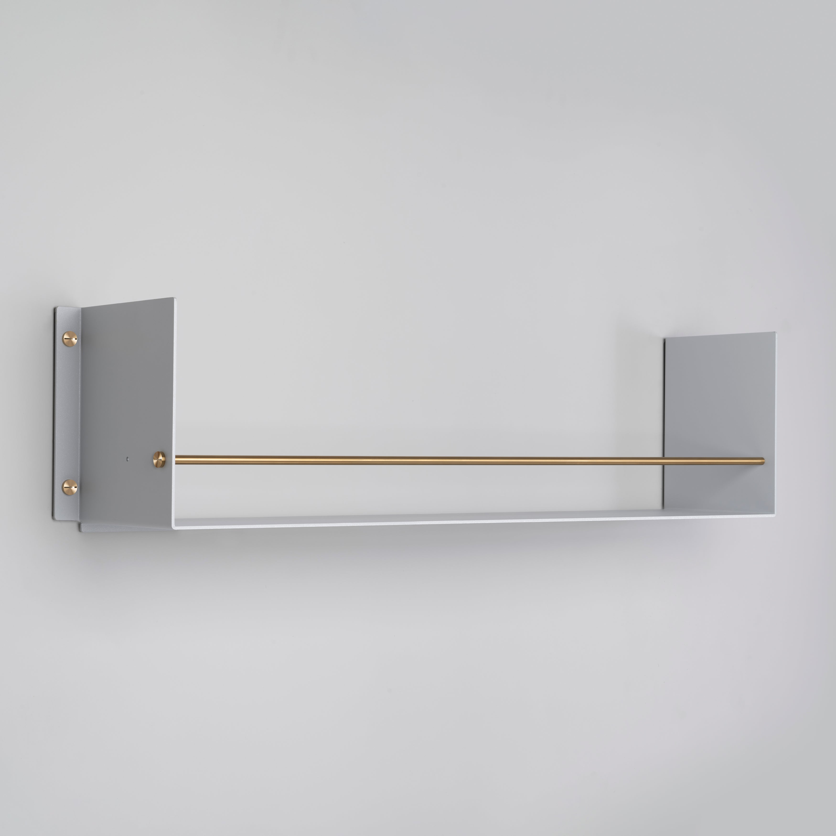 Grå hylla till köket i en rå design med exklusiva mässingsdetaljer.